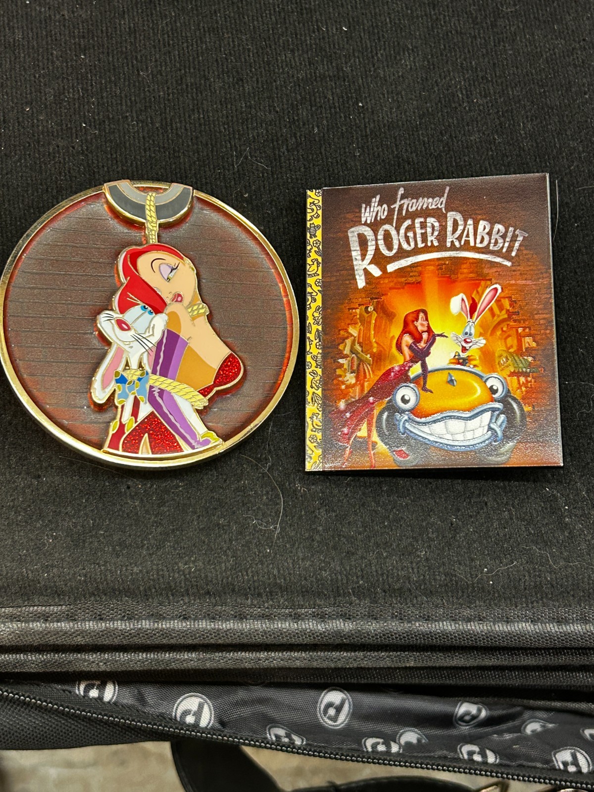 Jessica Rabbit LE 300 ArtLand Disney & 3-inch jumbo fantasy collector's pin