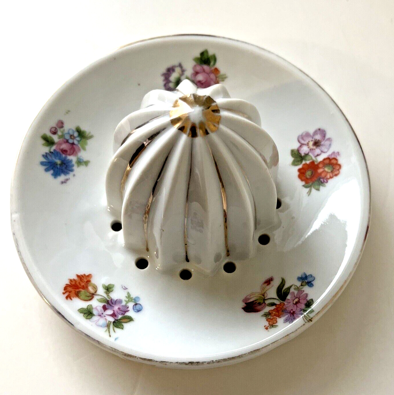 Vintage Porcelain Floral Juicer Reamer 5 in diameter