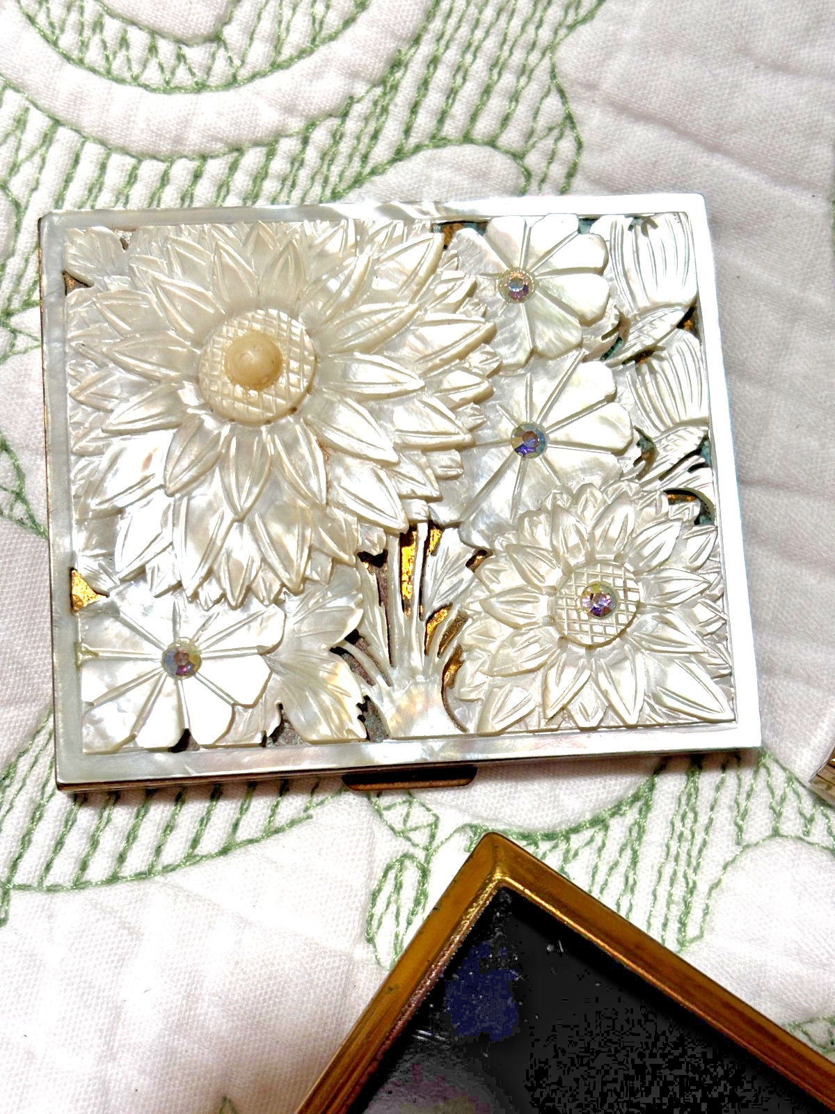 Carved vintage M.O.Pearl Compact Vintage