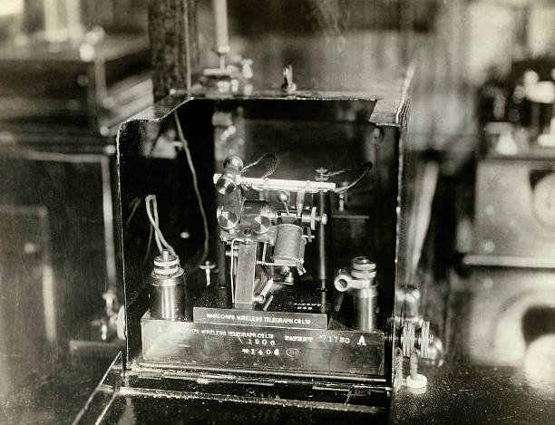 The Marconi Wireless Set Which Was Used On The Carpathia To Pick Up - Old Photo