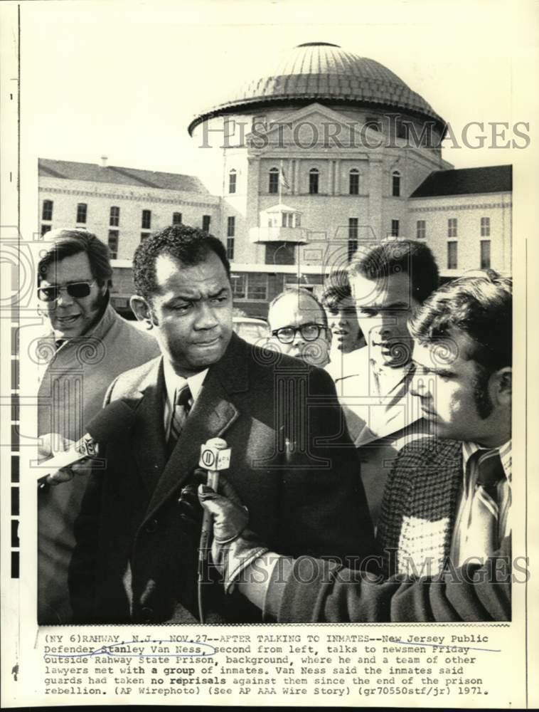 1971 Press Photo Stanley Van Ness, New Jersey Public Defender, talks to press 1971 Press Photo Stanley Van Ness, New Jersey Public Defender, talks to press