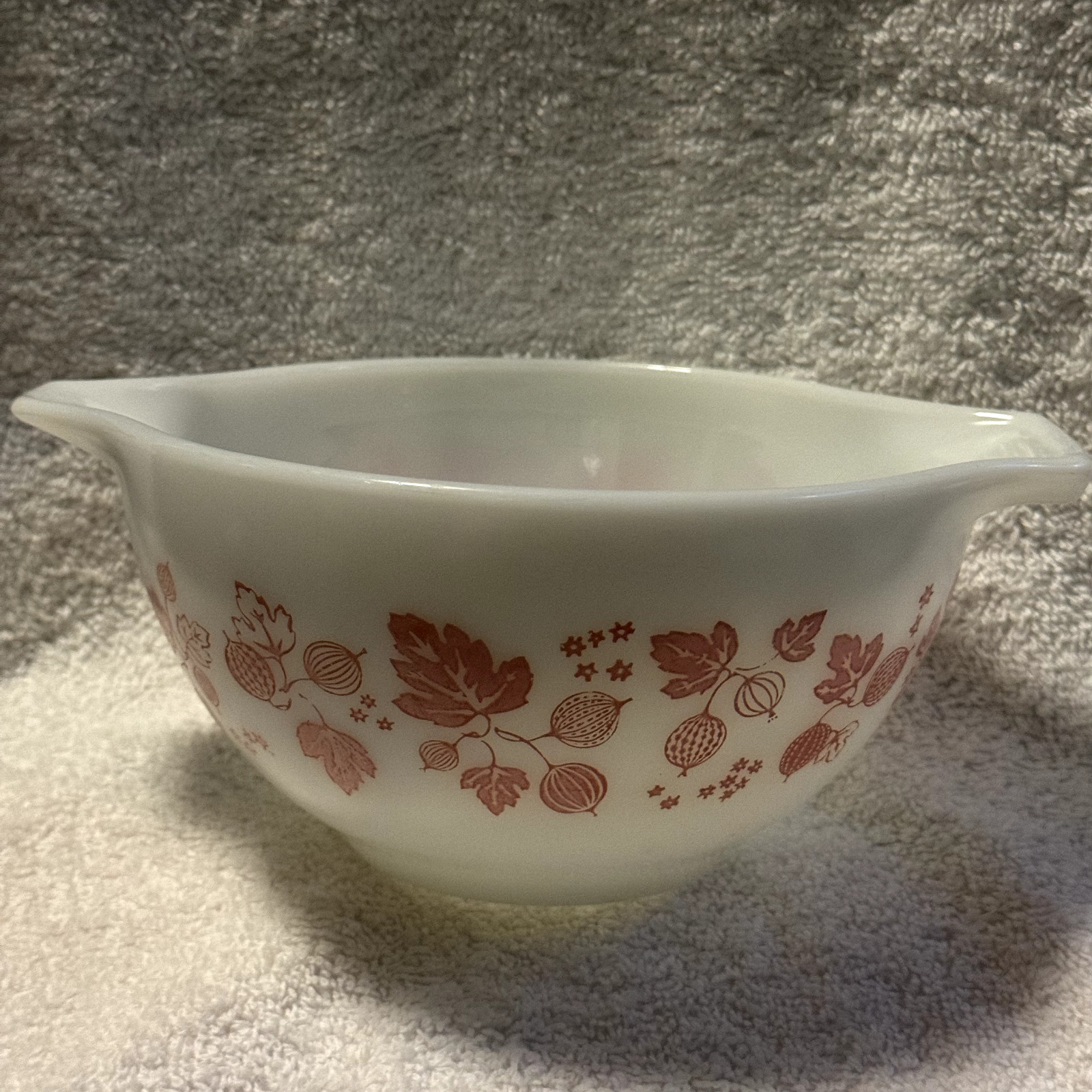 Vintage Pyrex • Gooseberry Cinderella Bowl • 441 • 1.5 PT. Mixing Bowl • 1950s