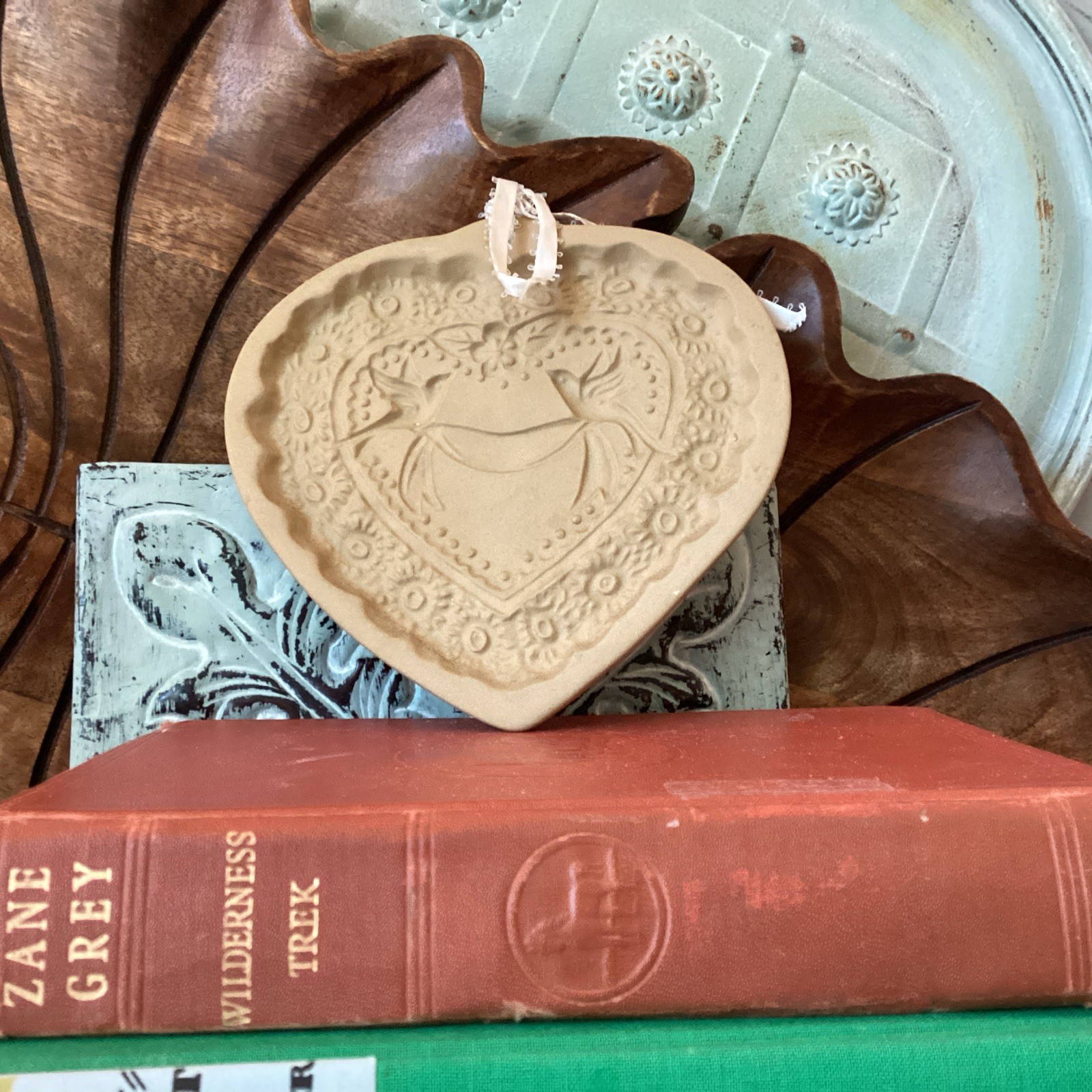 Vintage 1985 Brown Bag Cookie Art  Heart Cookie Mold Lace Wedding Doves Ceramic