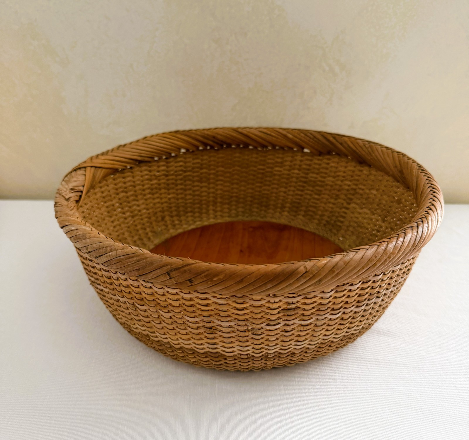 Vintage 1990's Round Nantucket Lightship Style Basket Braided Rim Wooden Base 