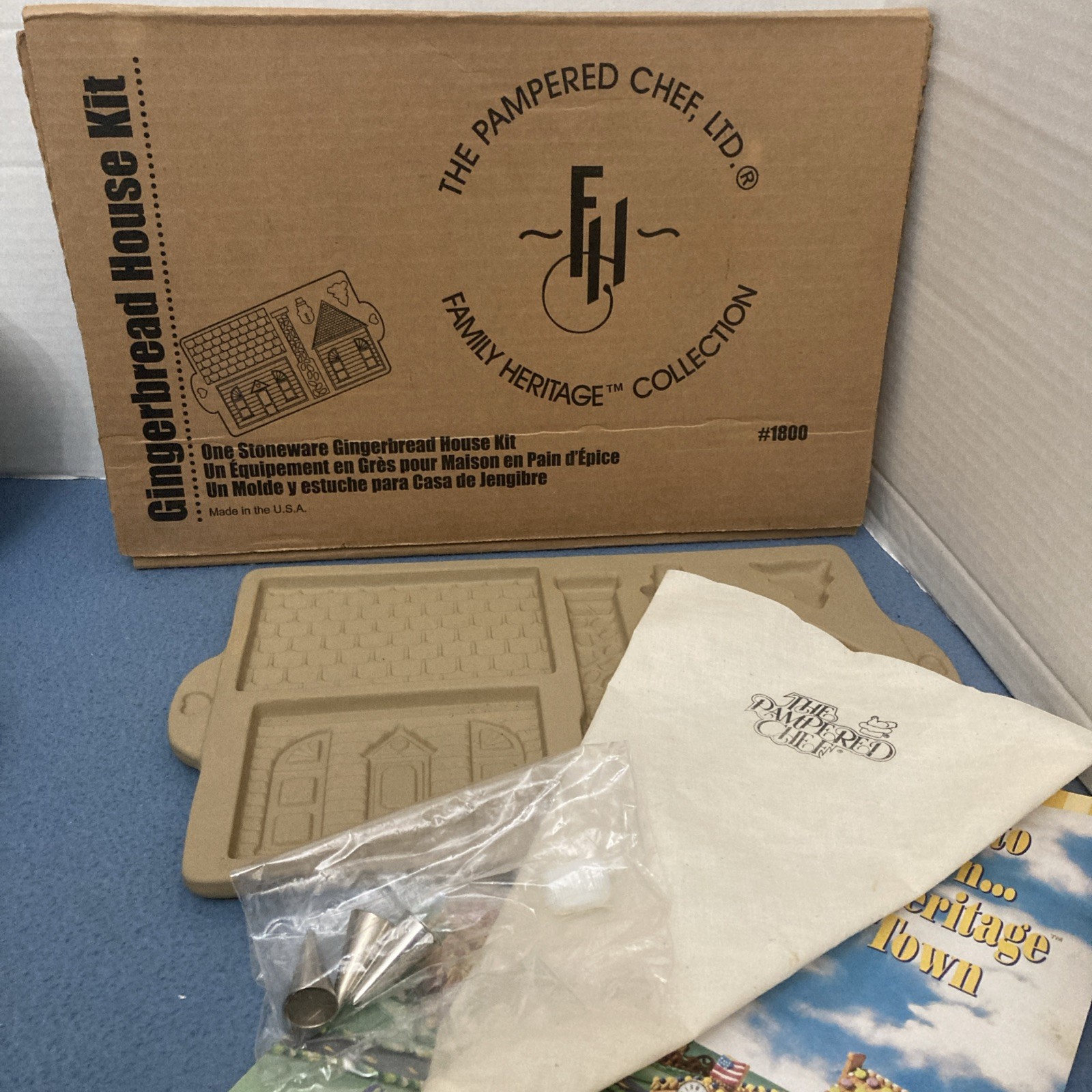 CIB Pampered Chef Family Heritage Stoneware Gingerbread House Kit (#1800)