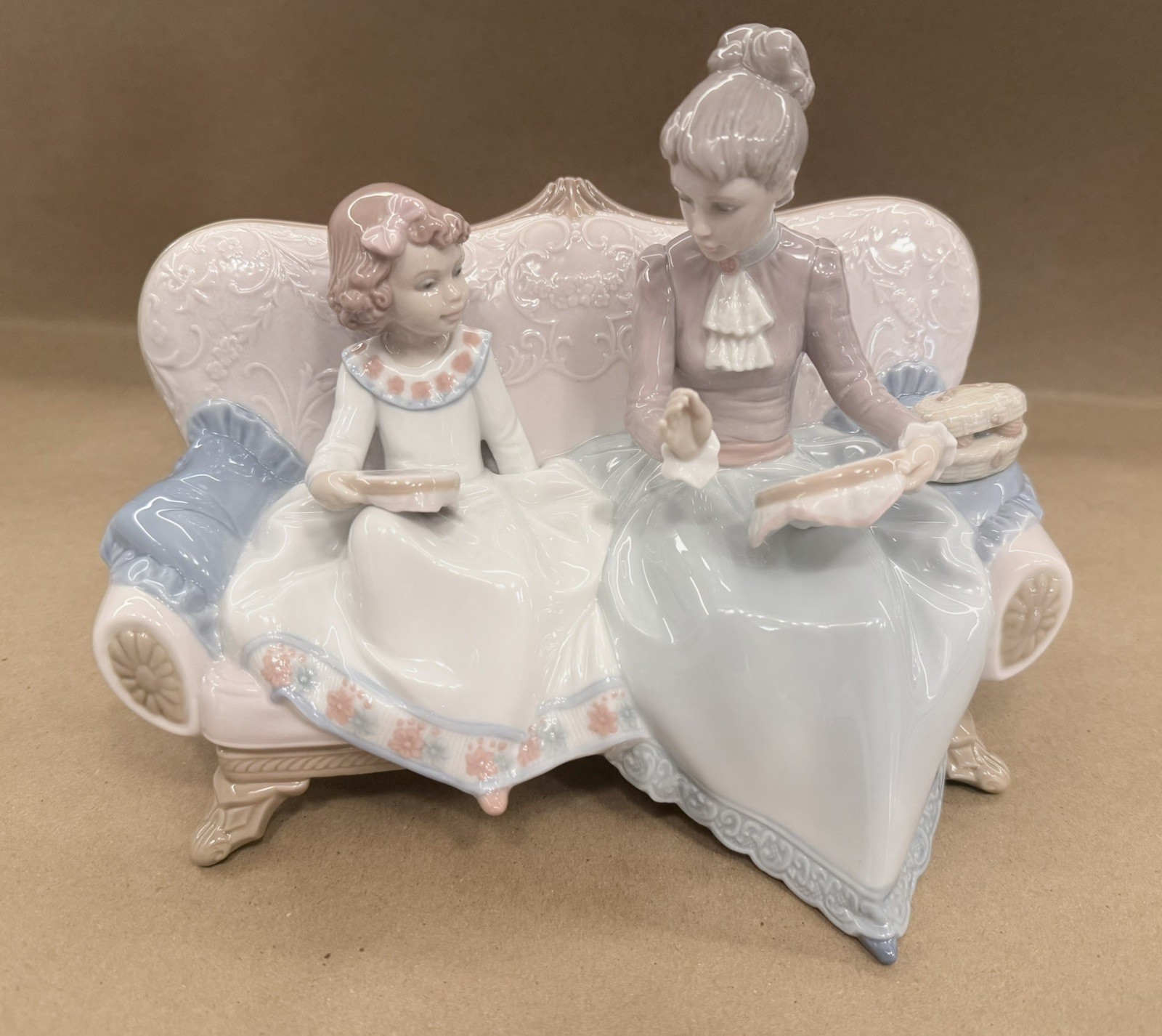 LLADRO #6713, An Embroidery Lesson, Retired 2003 Porcelain Figurine MINT