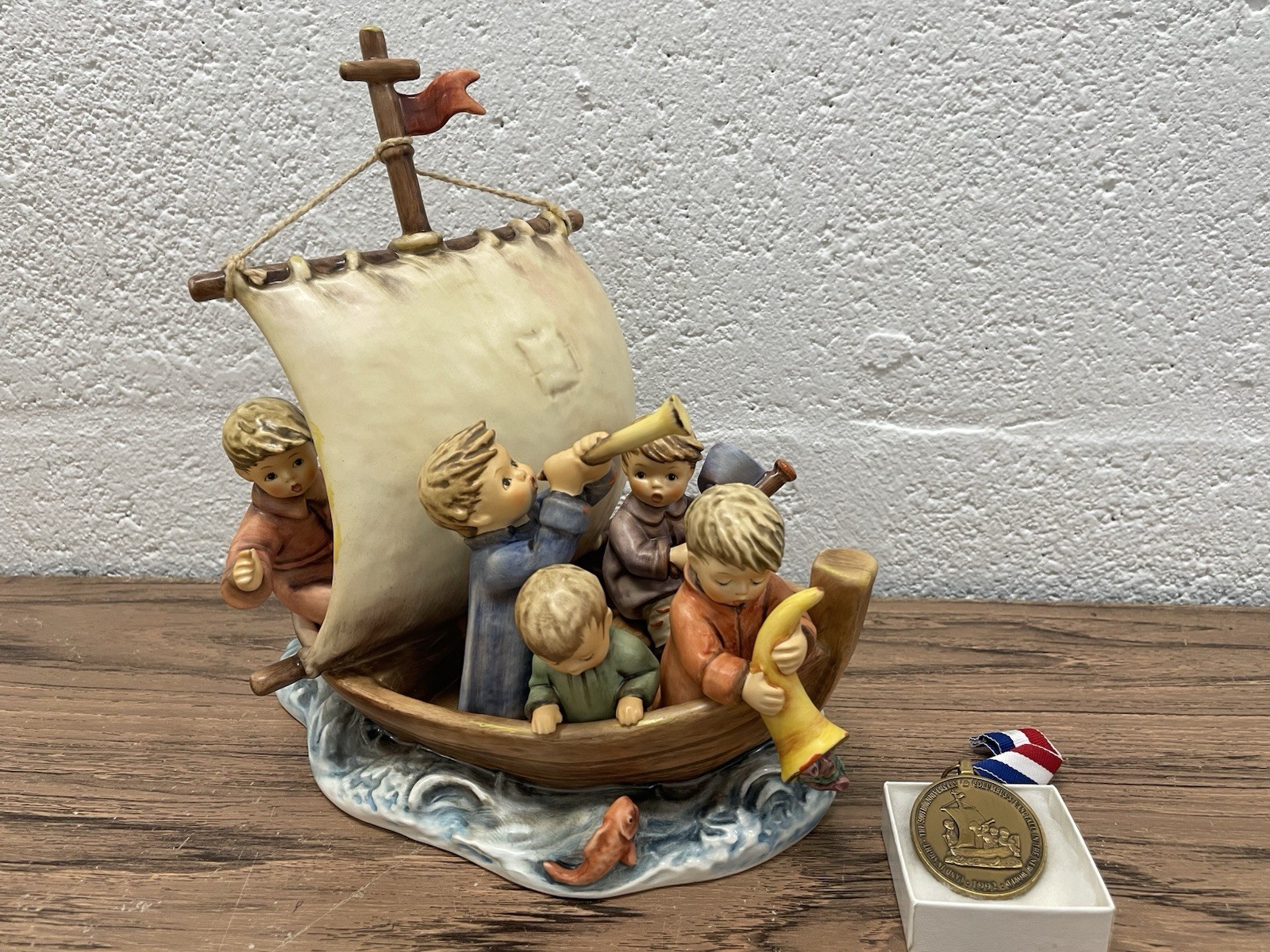 LARGE 1992 Goebel Hummel Figurine Land in Sight #190 Hum 530 W/Medal C. Columbus