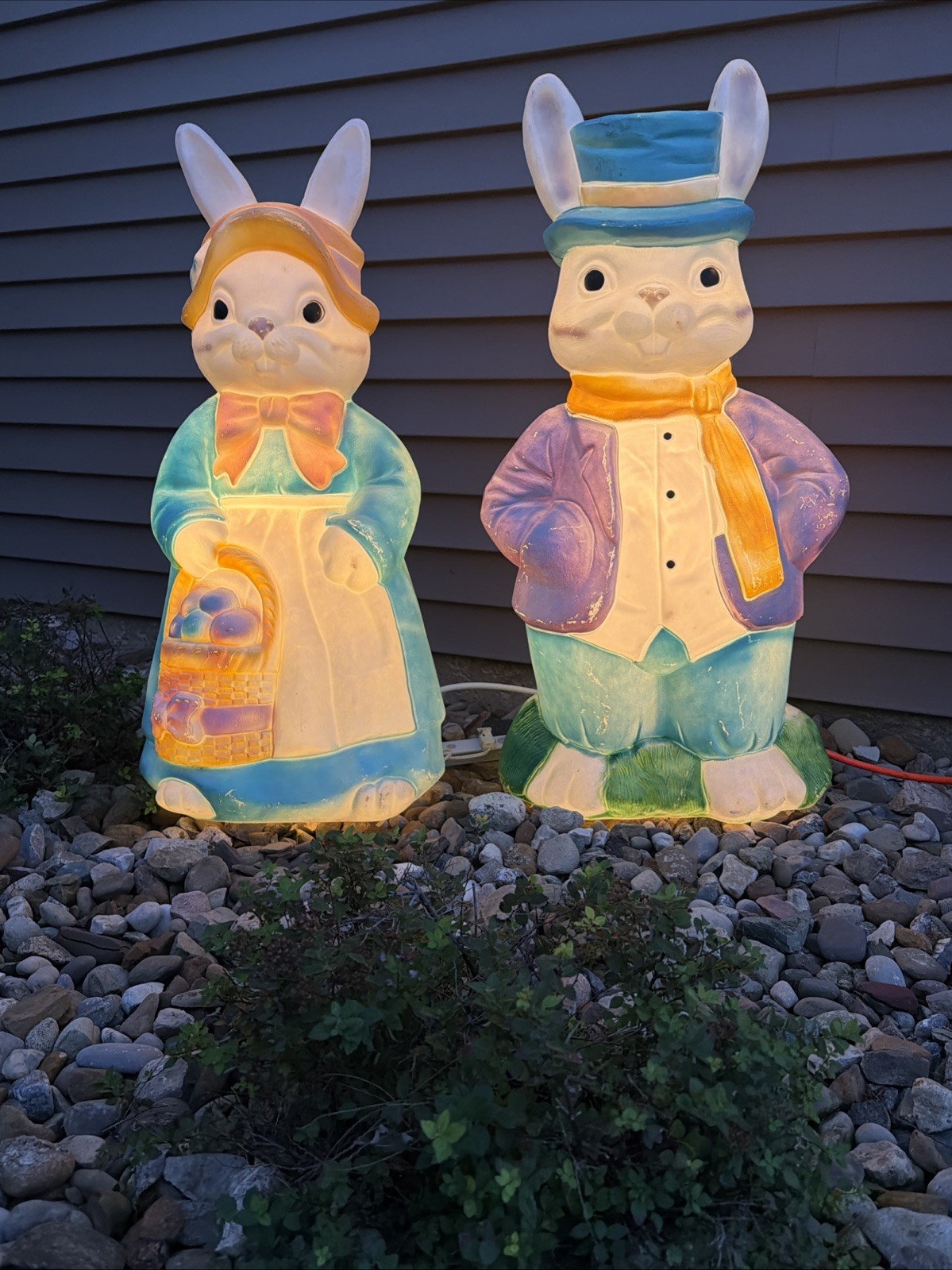 Vintage Easter Bunny Couple – Set of 2 🐰🌷 Adorable Vintage Easter Blow Molds