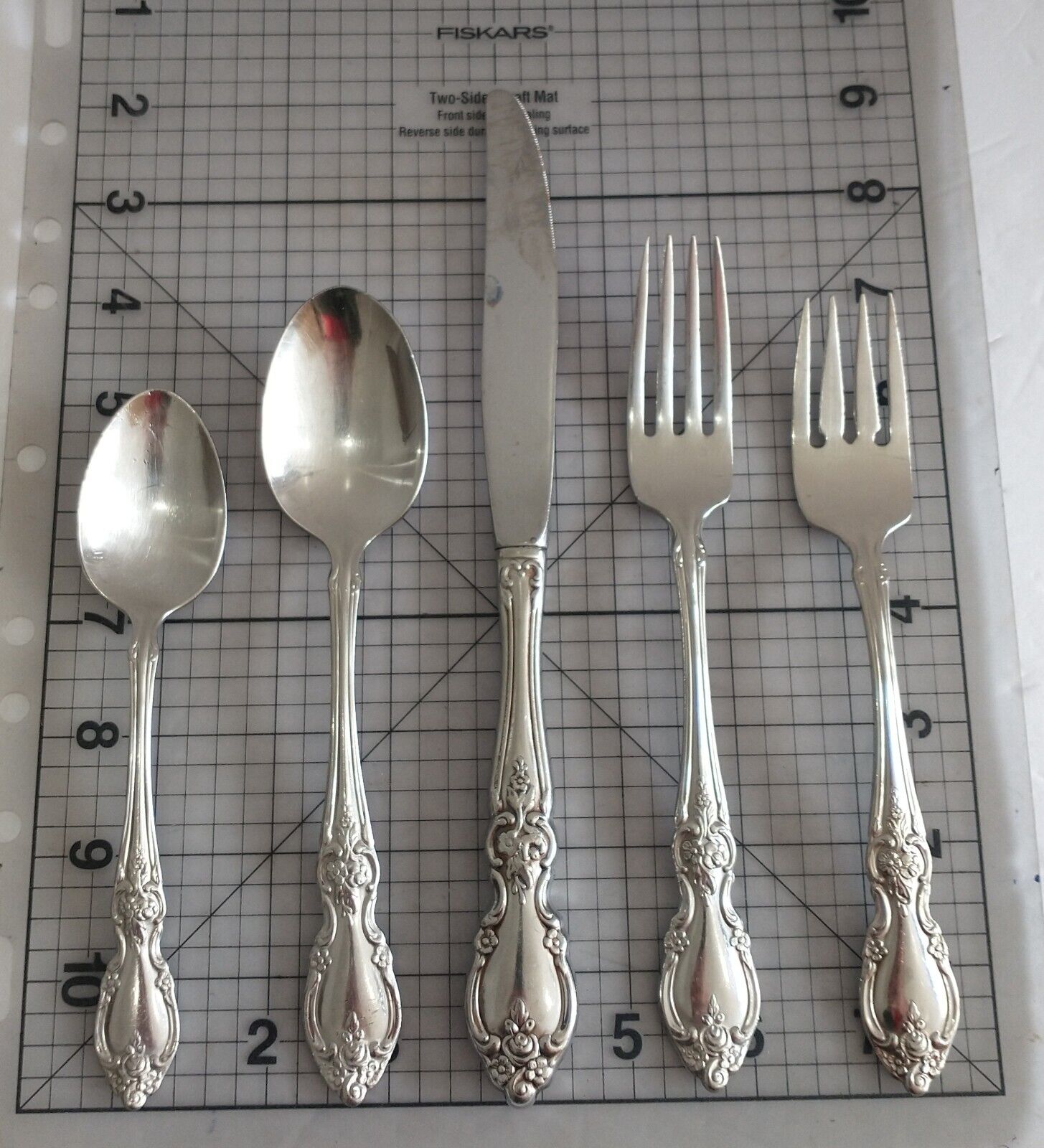 Oneida Louisiana Stainless Flatware 19 Pc Service sans 1 Knife Glossy Floral
