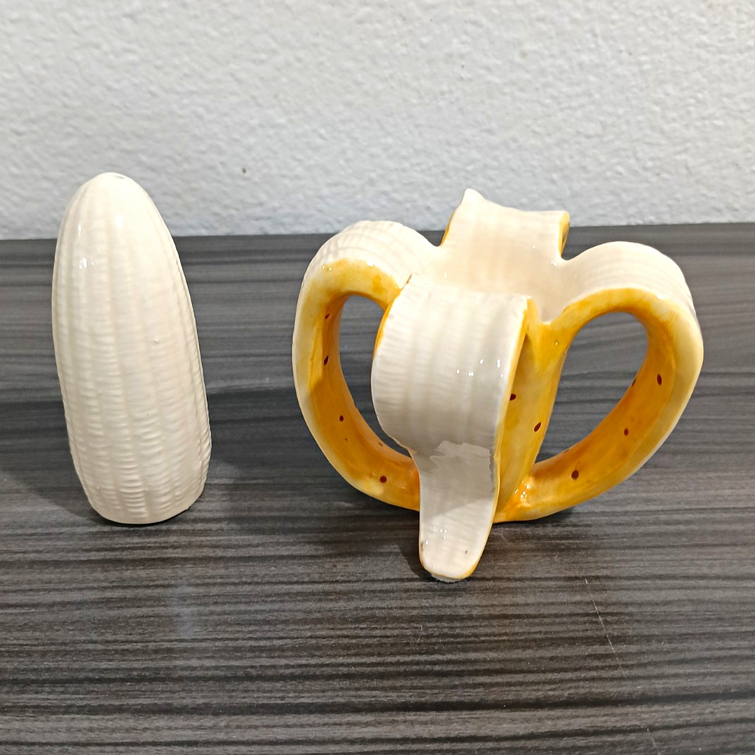 Vintage 1989 Vandor Pelzman Design Salt and Pepper Shakers(a small chip)