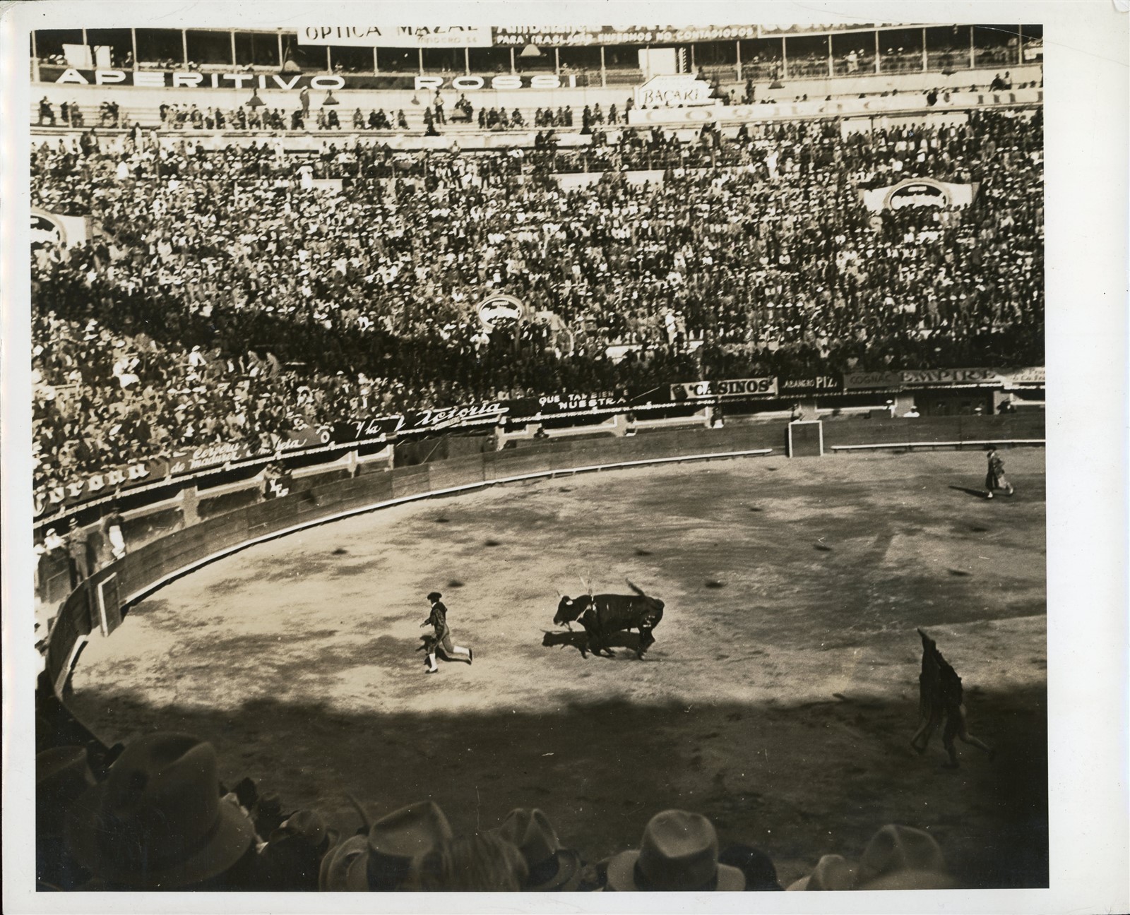 GA317 Approx 1930s-40s Original Photo BULL CHASING MATADOR TO CALLEJON WALL GA317 Approx 1930s-40s Original Photo BULL CHASING MATADOR TO CALLEJON WALL