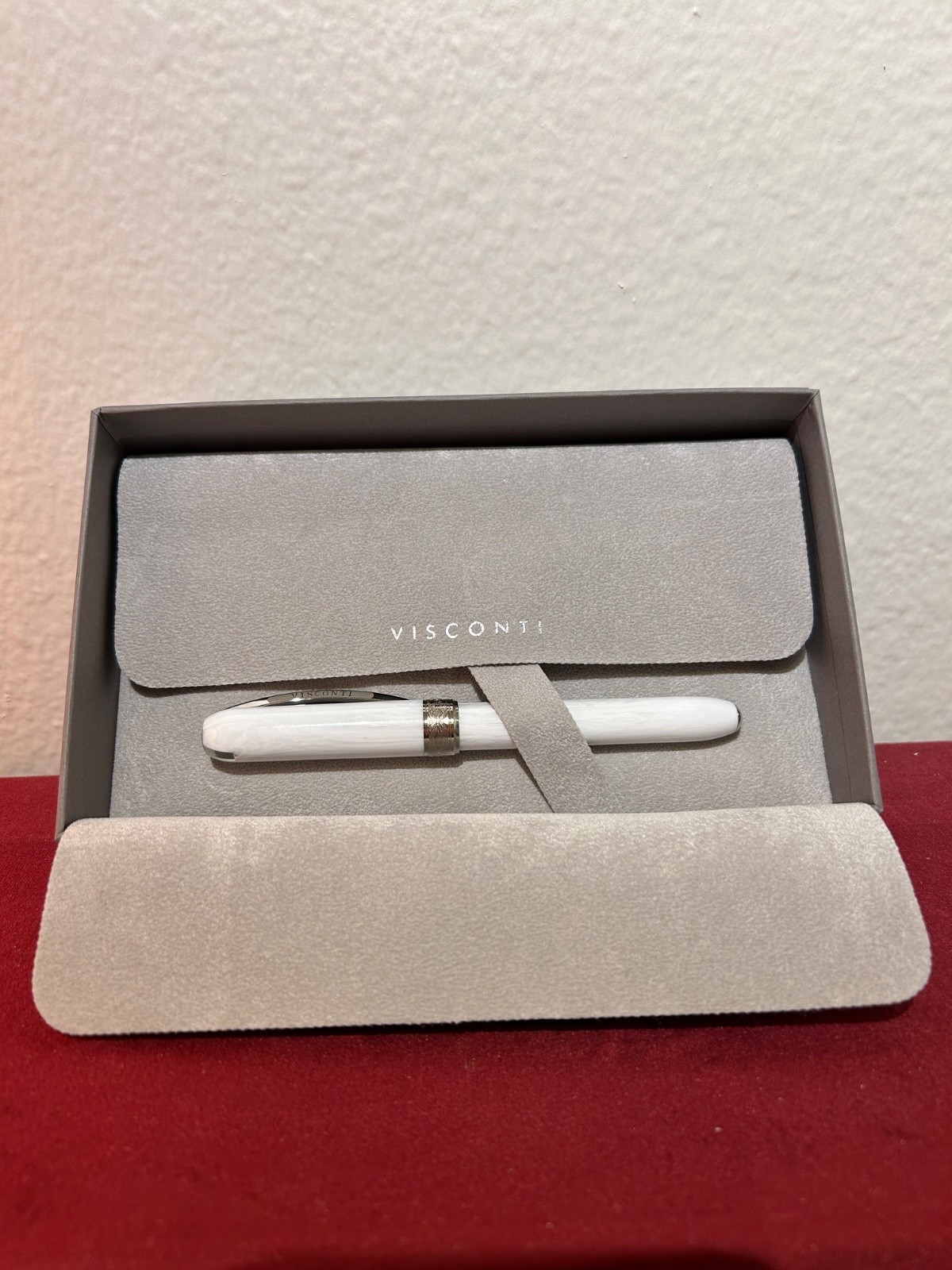 Visconti Rembrandt Rollerball pen, Acrylic Resin, White (Rare & Discontinued) Visconti Rembrandt Rollerball pen, Acrylic Resin, White (Rare & Discontinued)