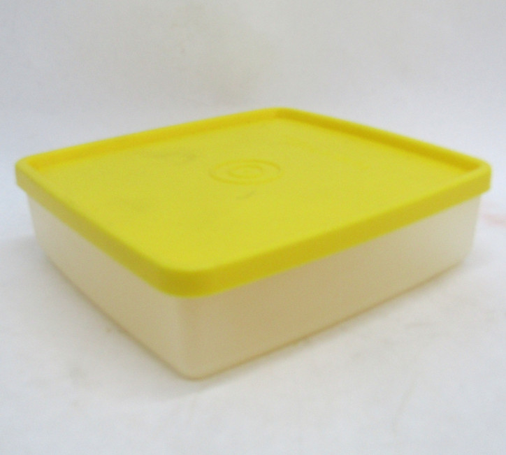 NOS Vintage Tupperware 670-30 5.5