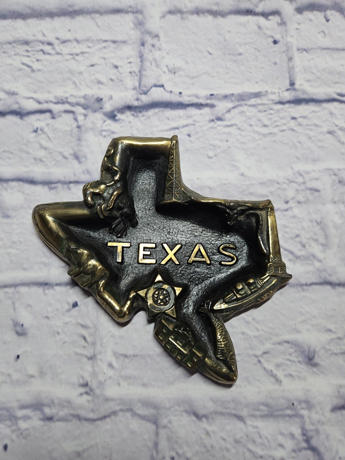 Vintage TEXAS Traveler HEAVY Brass Texas-Shaped Ashtray w/ Cowboy Longhorn Alamo