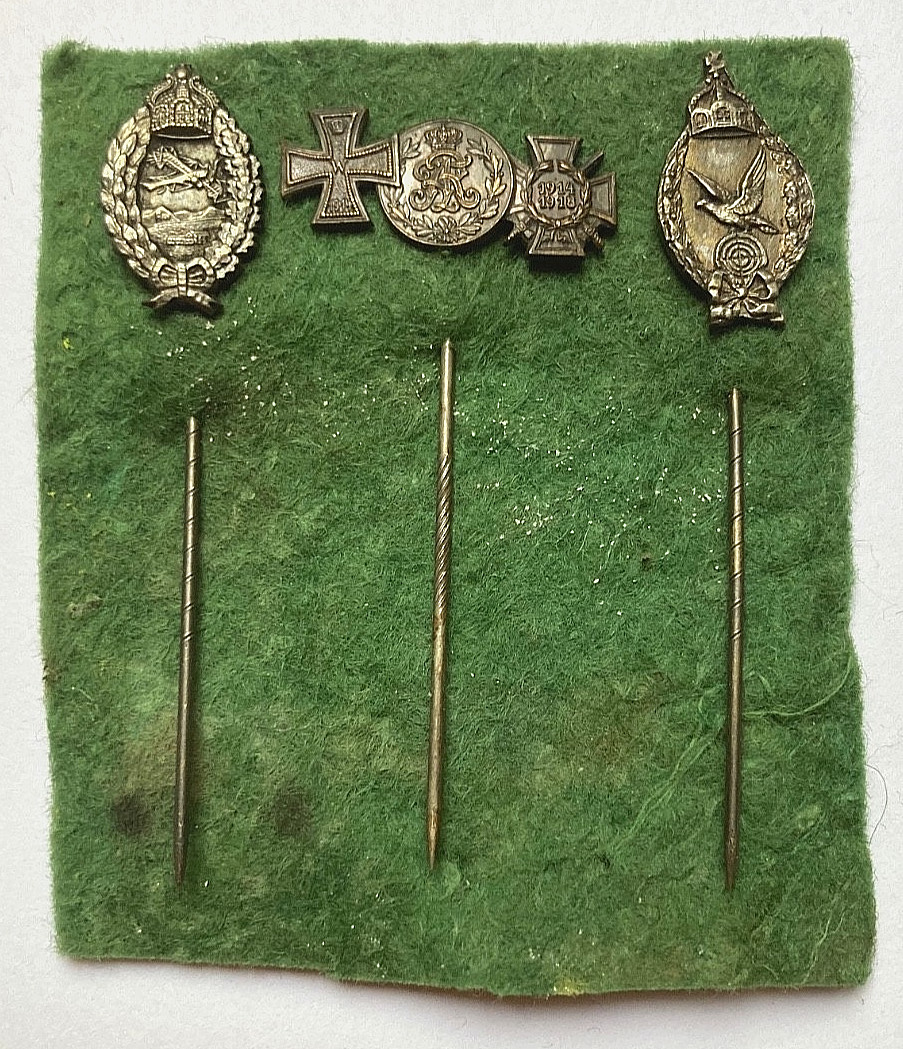 WWI GERMANY PRUSS. PILOT/OBS BADGE 3 PLACE WR CIPHER LAPEL BAR ON ORIG. FELT GRP
