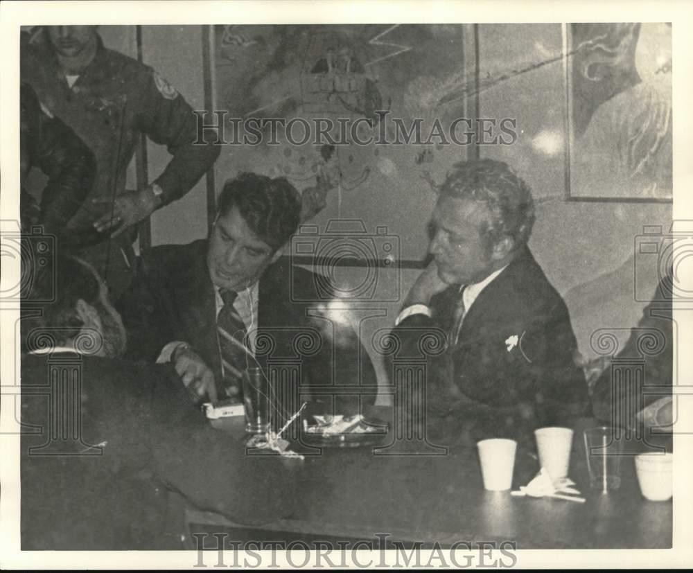 1973 Press Photo Discussion about Howard Johnson shootout - noc85902