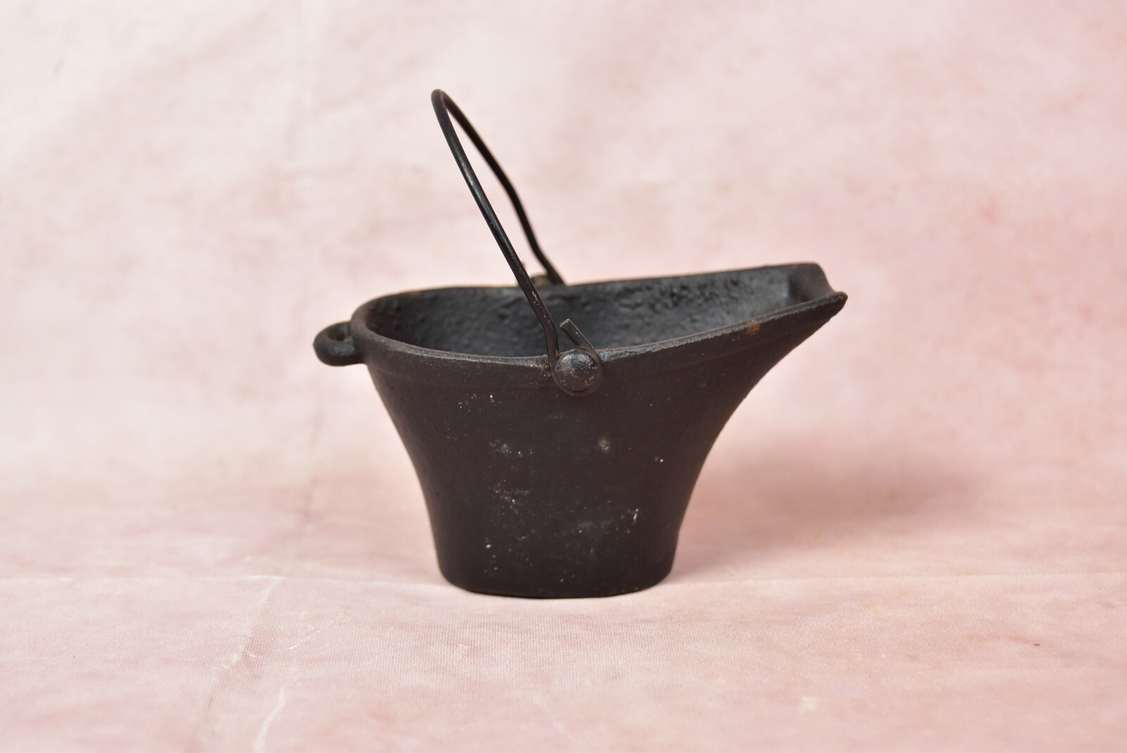 VINTAGE MINIATURE CAST IRON COAL Bucket Scuttle W/ Bail Handle