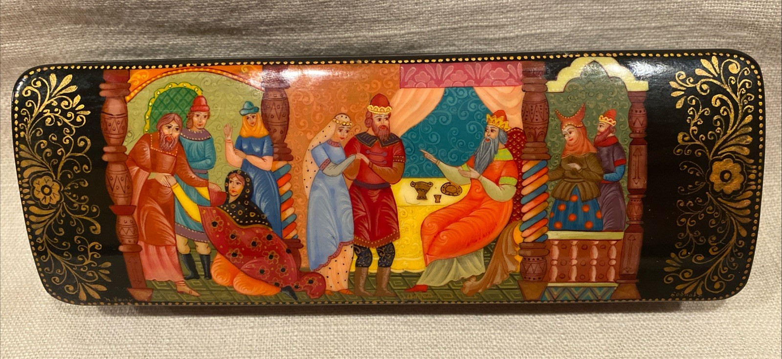 Rare VINTAGE RUSSIAN HOLUI HAND-PAINTED LACQUER TRINKET BOX, Artist Signed