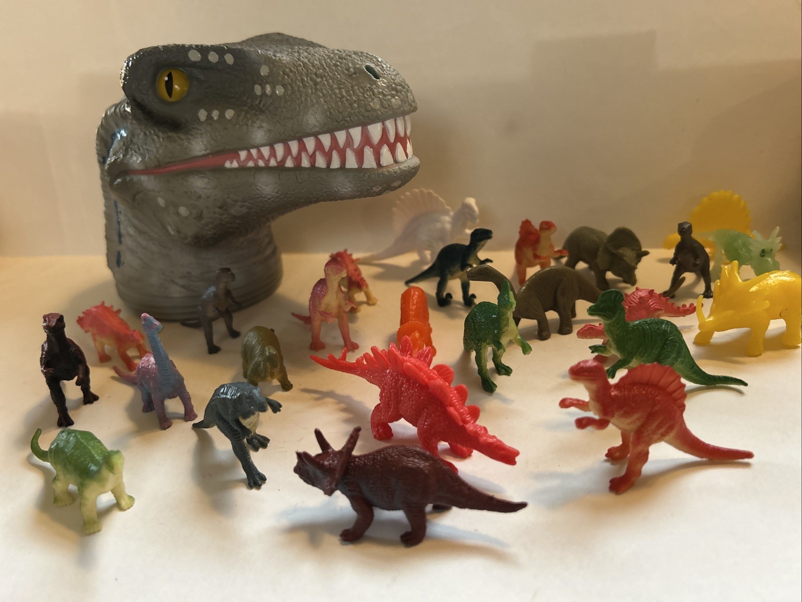 Jurassic World Universal Studios Parks – Fill a Dino Blue Raptor Head 25 Dinos