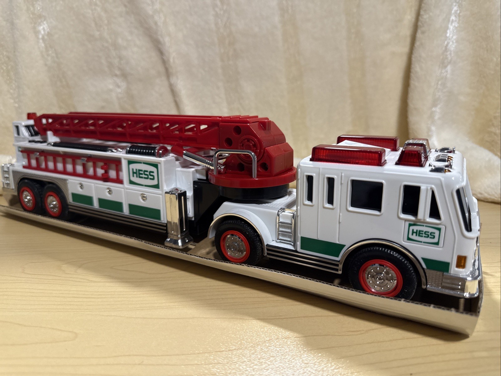 2000 Hess Toy Fire Truck Ladder Truck Tiller - New In Original Box NIB