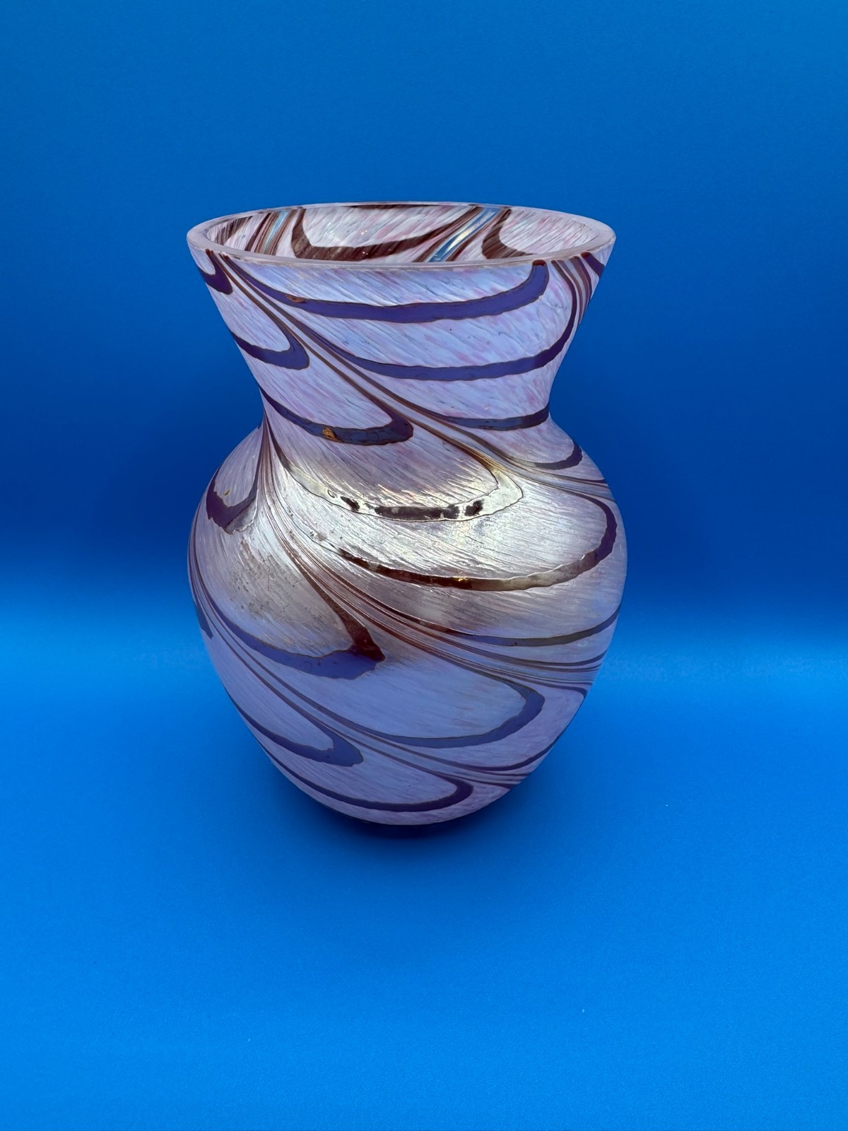 Teleflora Pink Purple Swirl Pulled Feather Iridescent Art Glass Vase 5.75\ Teleflora Pink Purple Swirl Pulled Feather Iridescent Art Glass Vase 5.75\