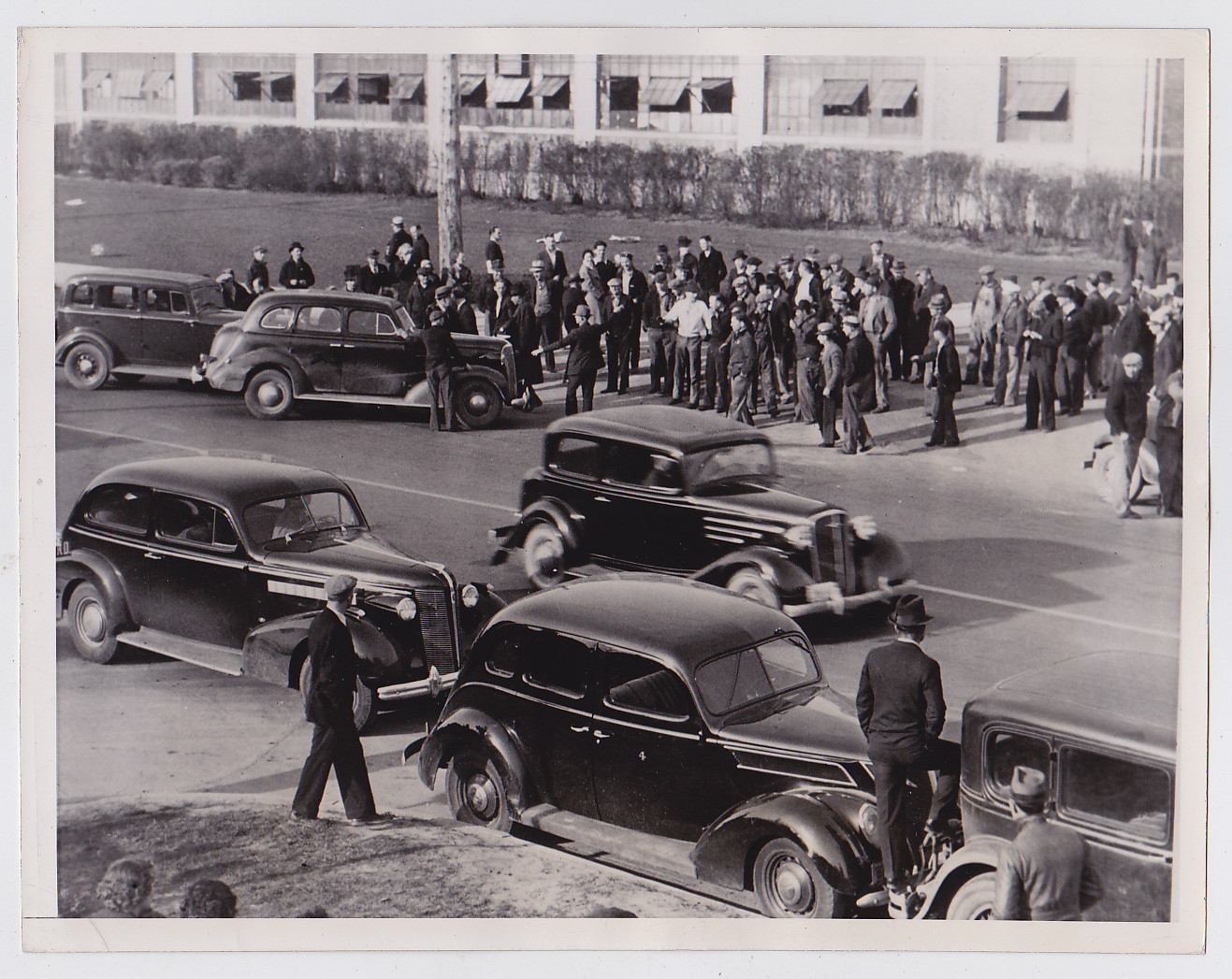 U.A.W. PICKETS FACTORY in FLINT MICHIGAN *RARE Classic VINTAGE 1937 press photo