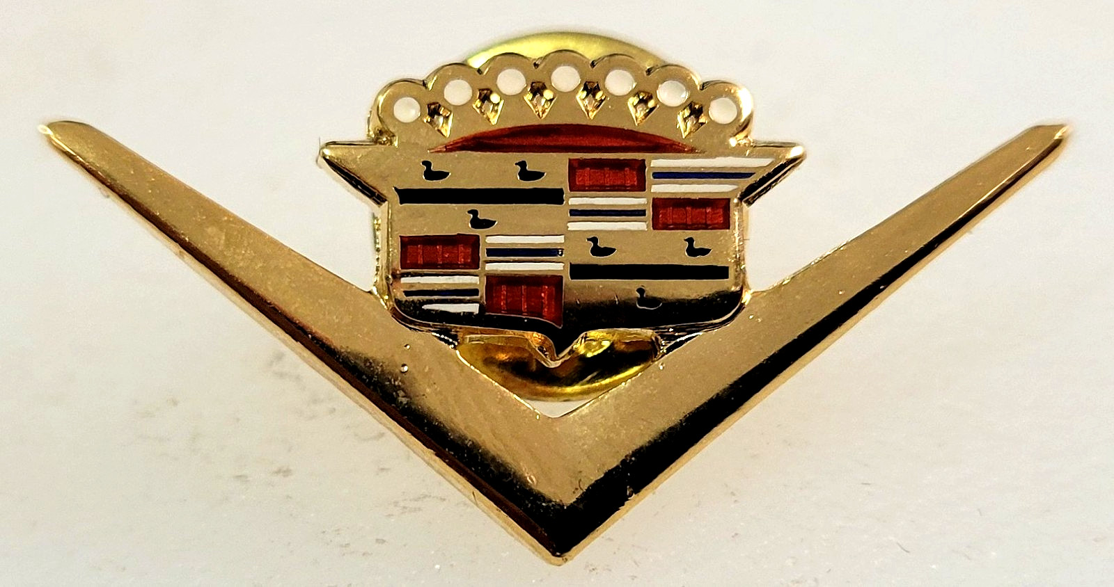 CADILLAC Year 1952 Emblem PRODUCED IN 2002 Commemorative Cloisonné LAPEL HAT PIN