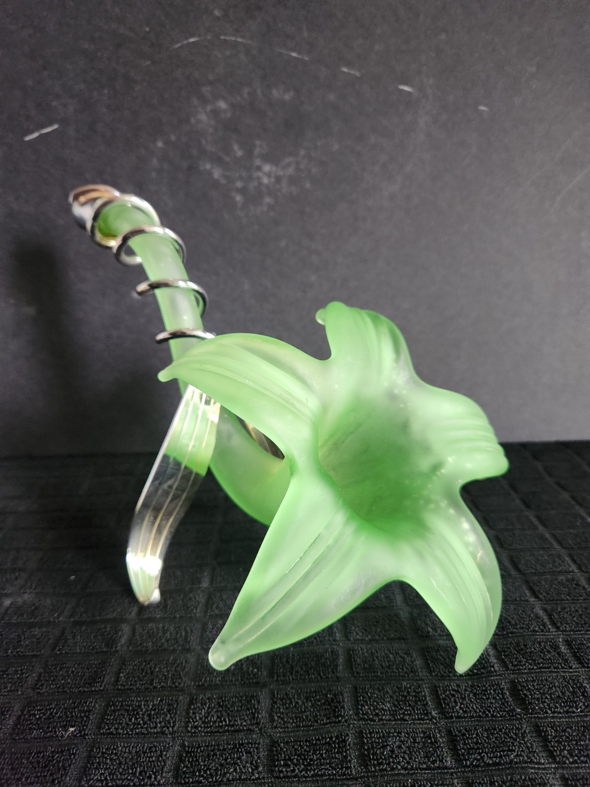 Green Reclining Lily-Shaped Glass Bud Vase by Oneida Amaryllis Silverplate Stand