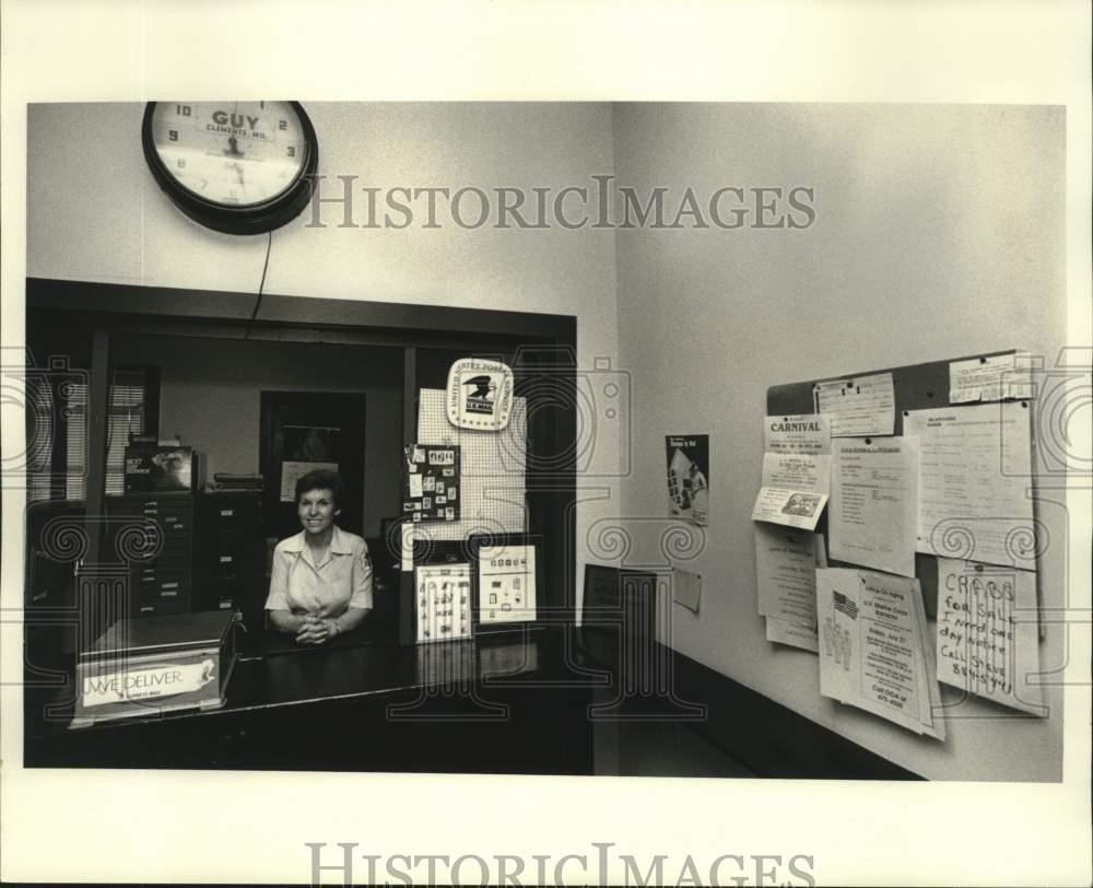 1989 Press Photo Postmaster Gloria Hall of Morganza, Maryland at post office