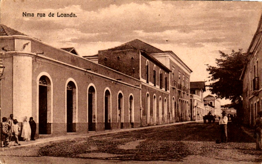Street scene in Luanda, Angola - Vintage  Postcard