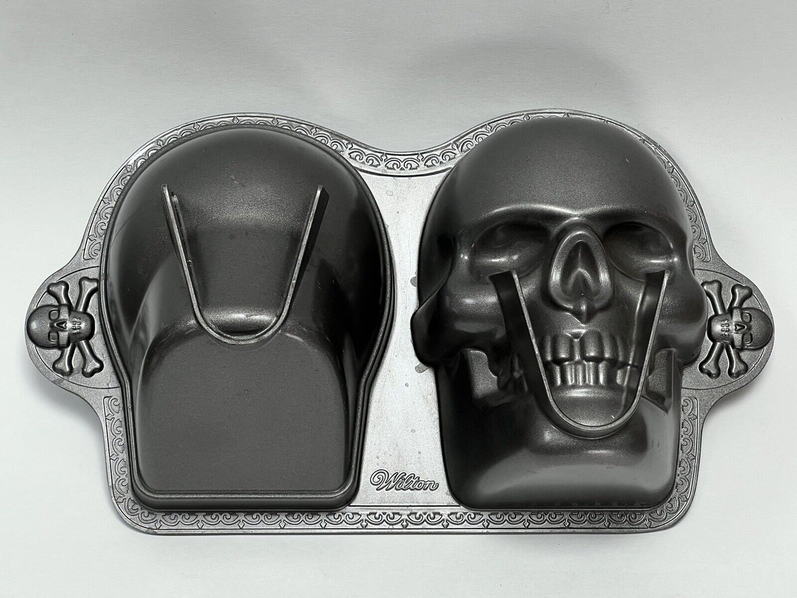 Wilton 3D Skull Cake Pan Mold Cast Aluminum Gothic Pirate Skeleton Halloween