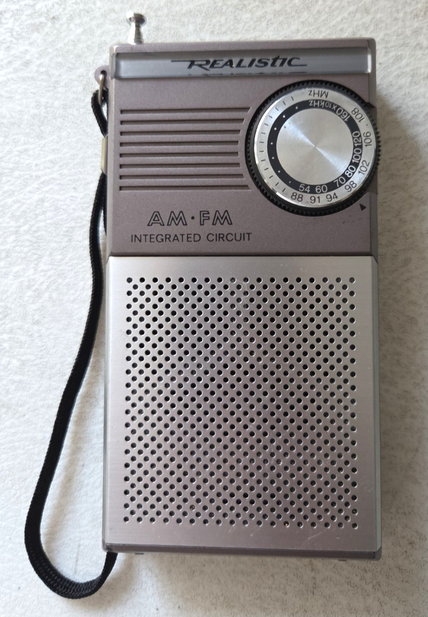 ***** WORKING Vintage Realistic Model No. 12-715 AM/FM PORTABLE TRANSISTOR Radio ***** WORKING Vintage Realistic Model No. 12-715 AM/FM PORTABLE TRANSISTOR Radio