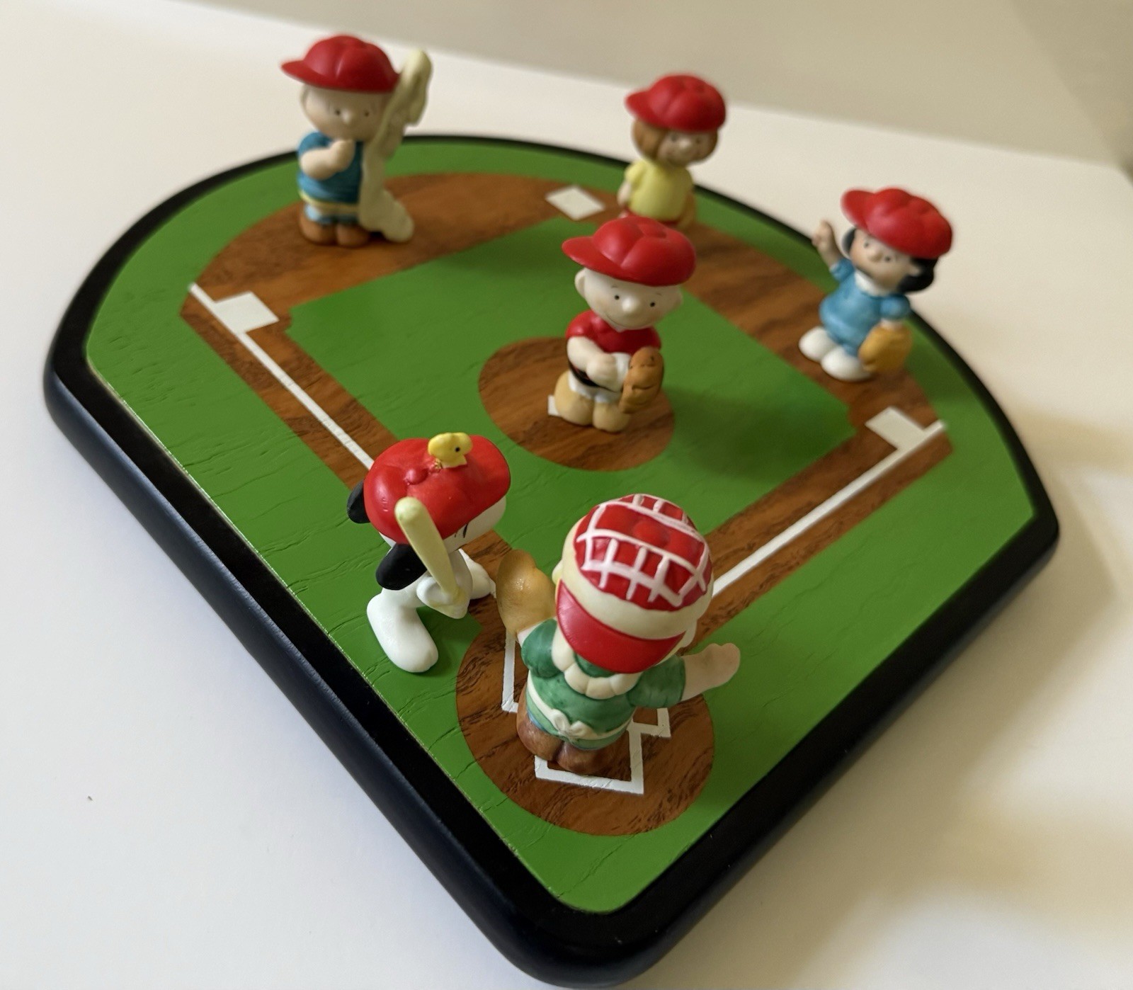 Vintage Willitts Peanuts Complete Set Of 6 Porcelain Baseball Figurines & Field Vintage Willitts Peanuts Complete Set Of 6 Porcelain Baseball Figurines & Field