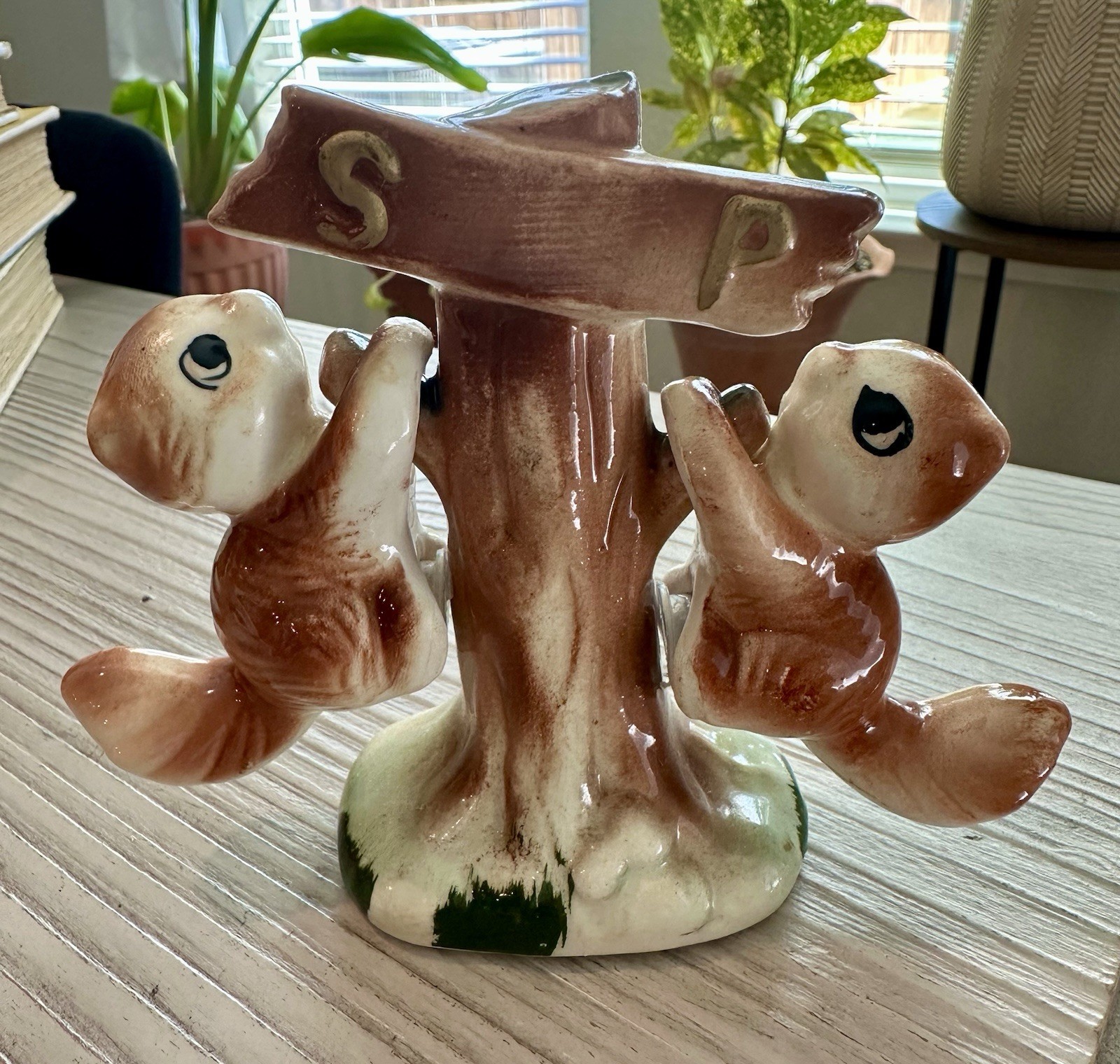 VINTAGE SALT & PEPPER SET SQUIRRELS HANGING FROM TREE BRANCHES CUTE