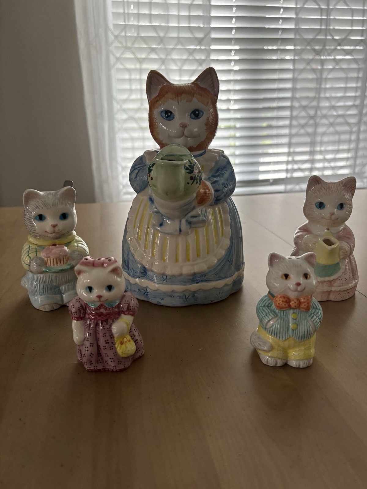 AVON Vintage 1992 Collectibles Cat Tea Set.Teapot, Sugar/Creamer, Salt & Pepper AVON Vintage 1992 Collectibles Cat Tea Set.Teapot, Sugar/Creamer, Salt & Pepper