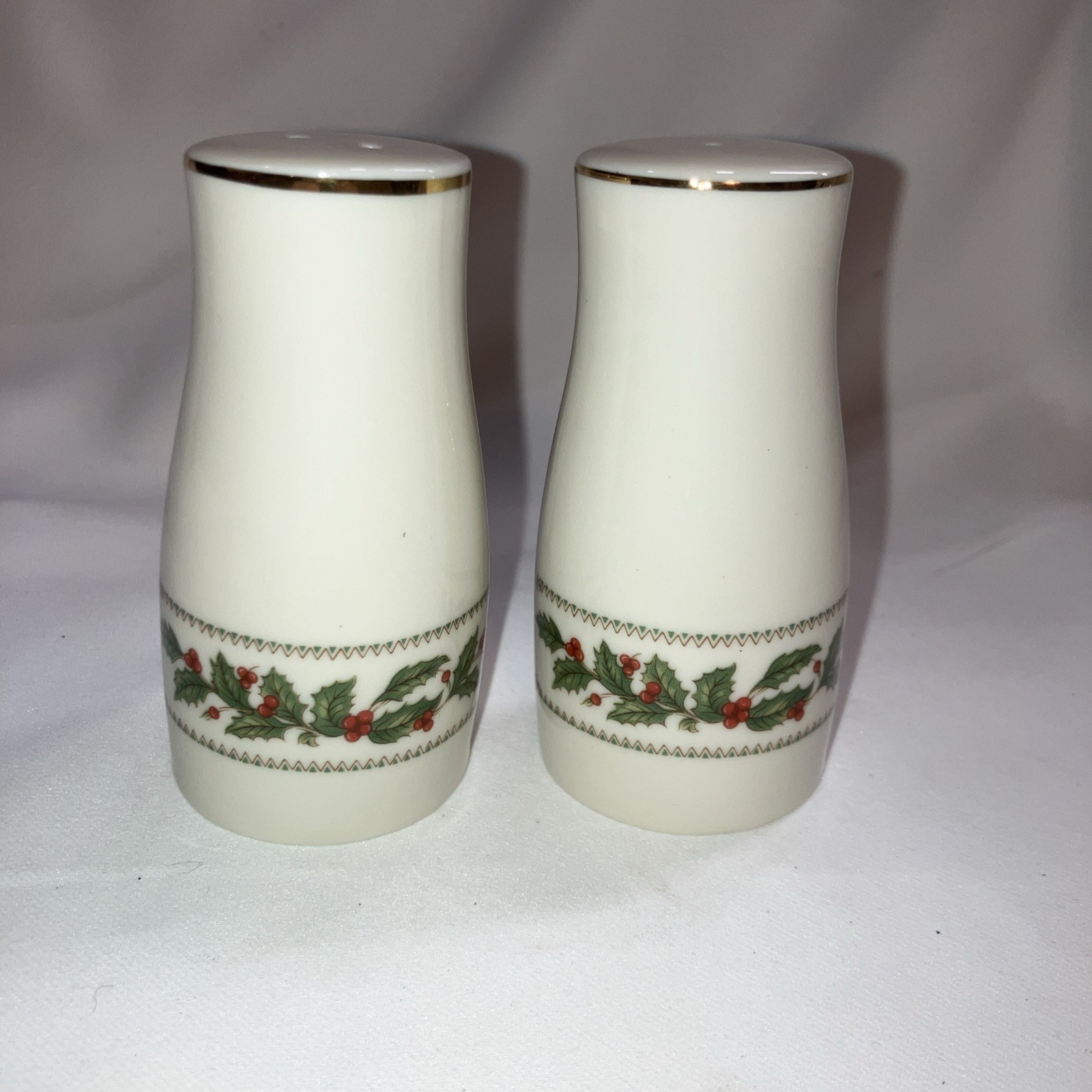 Vtg New Holly Holiday by ROYAL LIMITED Christmas Salt & Pepper Shakers NEW 1990