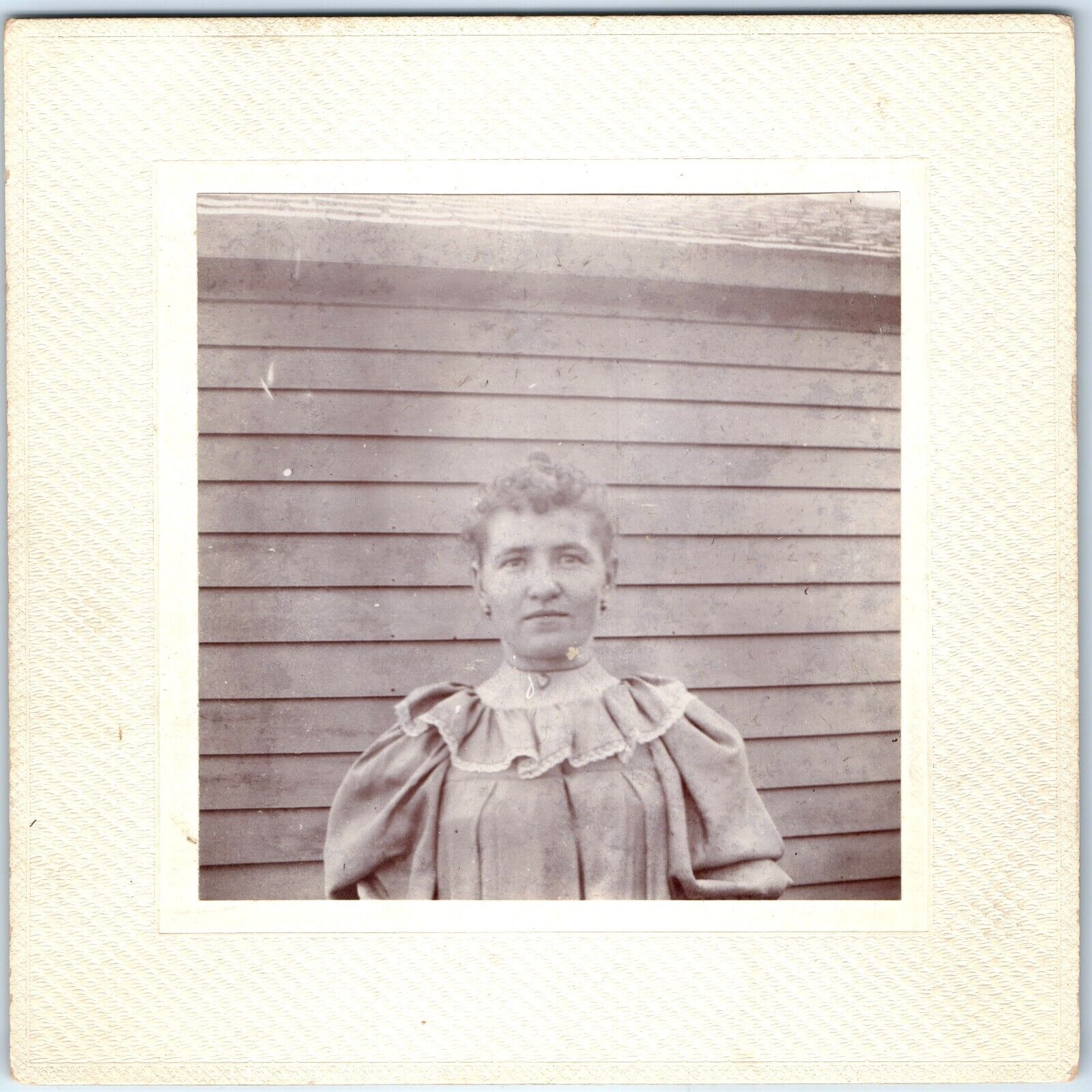 c1900s Cute Young Lady Outside Real Photo Cabinet Card Clapboard Siding 1M