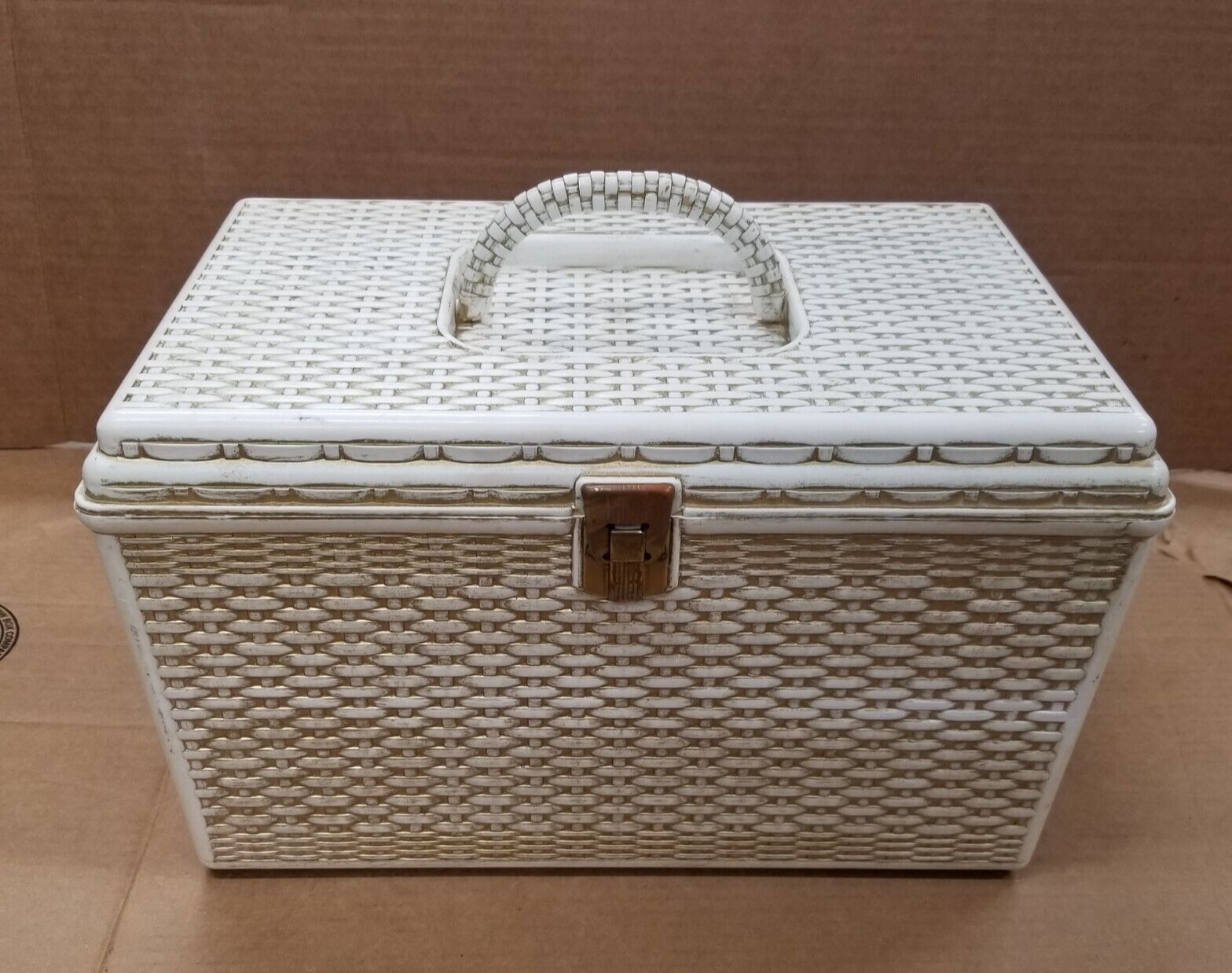 Vintage Wilson Wil-Hold White Plastic Wicker Basket Weave Sewing Box w/Trays USA