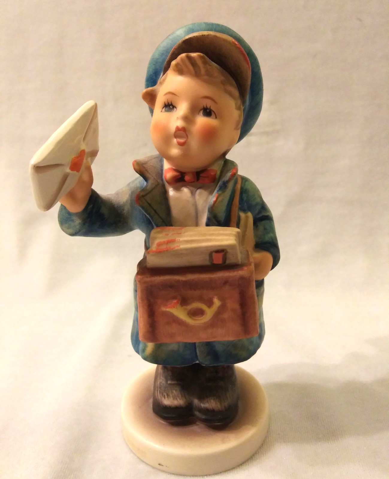 VINTAGE COLLECTABLE-Vintage Goebel Hummel Postman 119