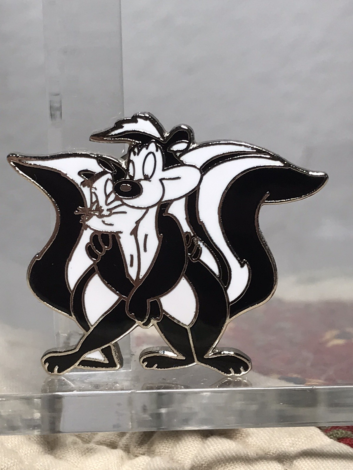 Vintage Warner Bros Enamel Pepe Le Pew & Penelope Push Back Pin ~ 1994