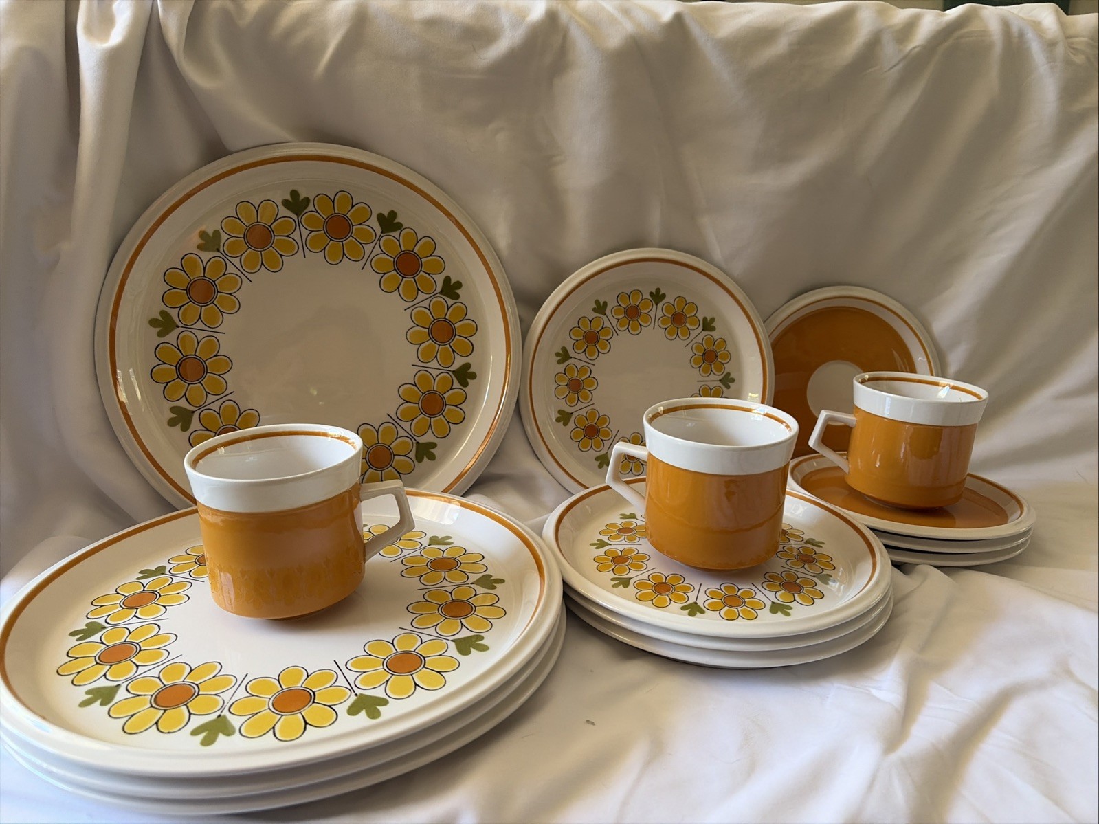 Mikasa Dinnerware Set Of 15 Yellow Orange Daisy Retro Plates Mugs