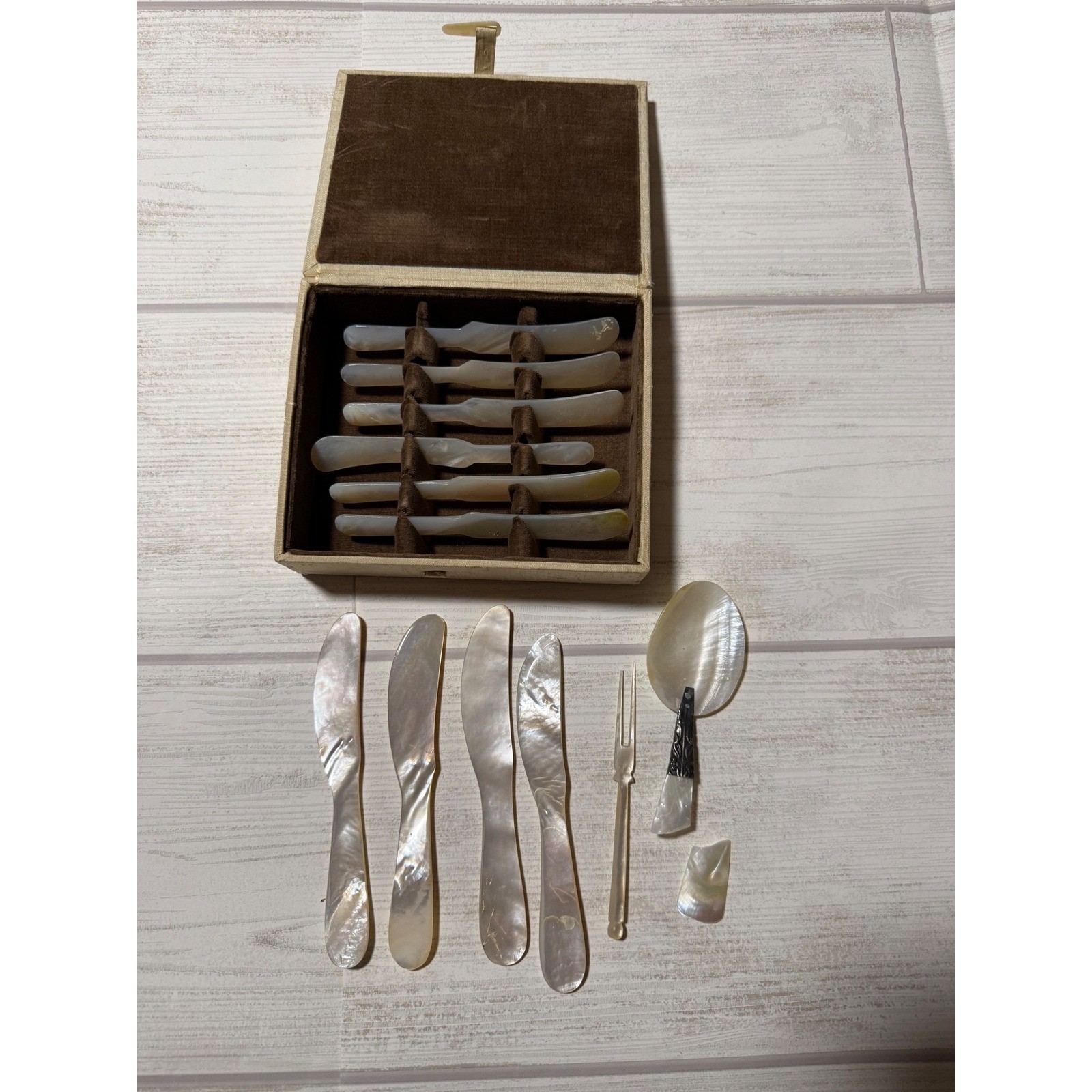 Vintage Mother of Pearl Flatware Set 10 Butter Knives Fork MOP Shell In Box Vintage Mother of Pearl Flatware Set 10 Butter Knives Fork MOP Shell In Box
