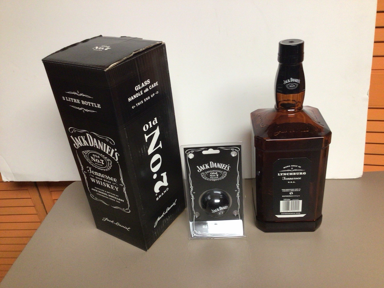 Jack Daniels Glass Display Bottle and Cue Ball Jack Daniels Glass Display Bottle and Cue Ball