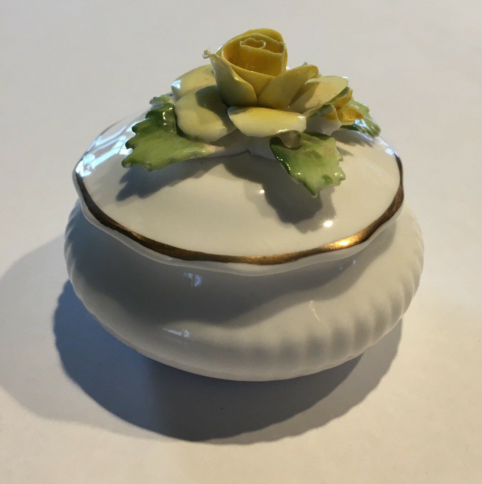 VINTAGE ROYAL DOULTON  BONE CHINA TRINKET BOX  ENGLAND