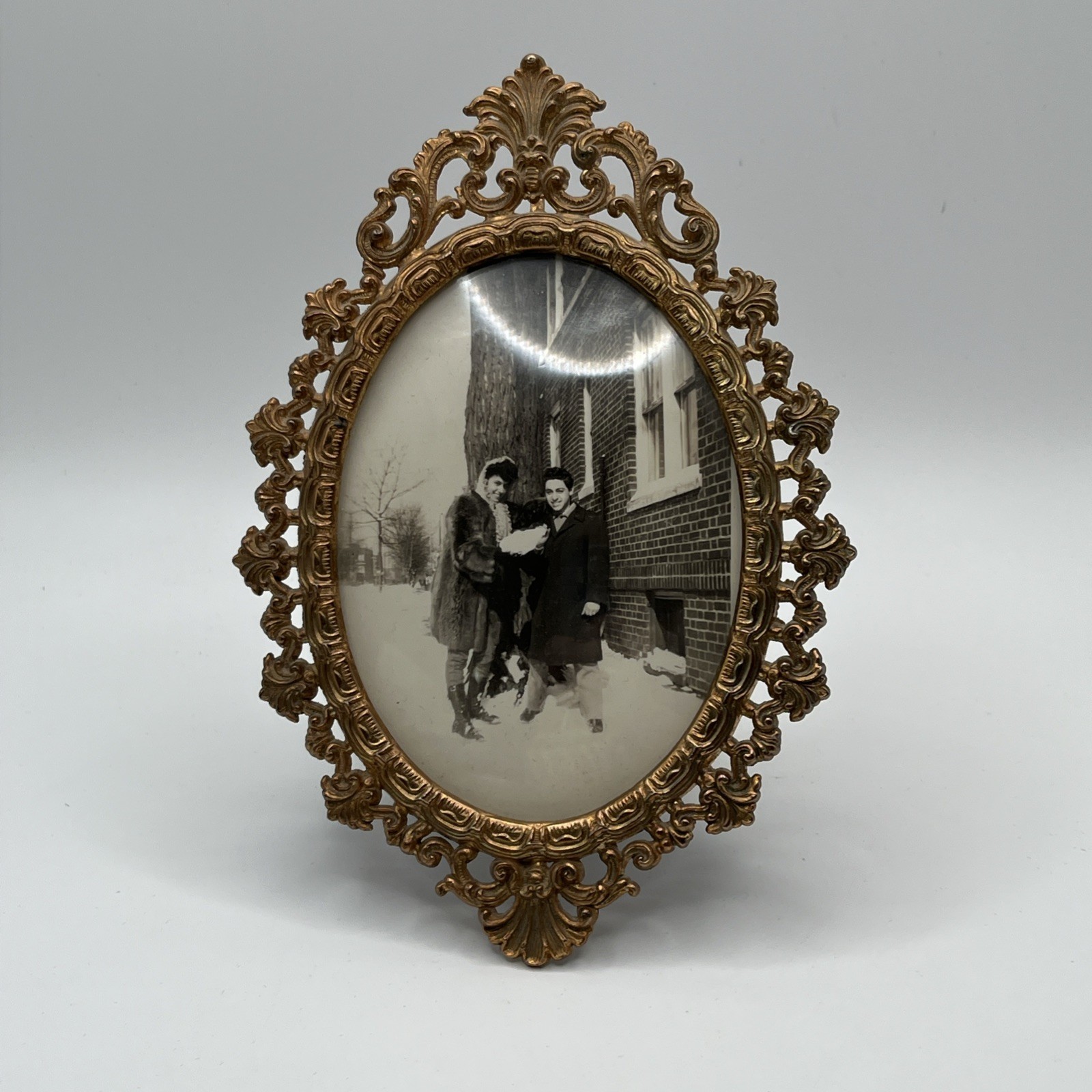 Vintage Ornate Brass Oval Frame Convex Bubble Glass Standing 4x6 Photo 6.75x4.75
