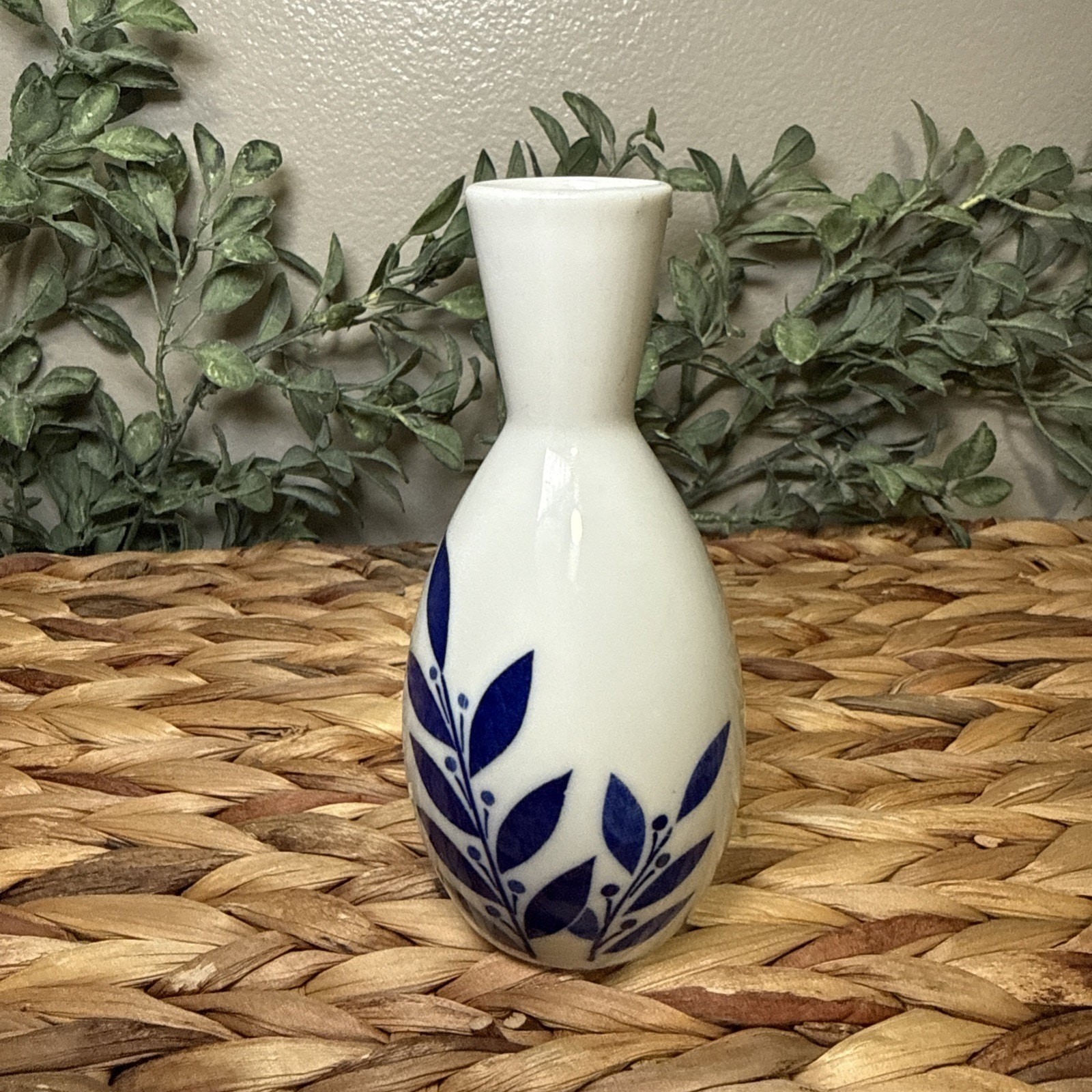 Gekkeikan Finest Sake Bottle Japan Blue White Porcelain Vase Tokkuri 4.75” Vtg