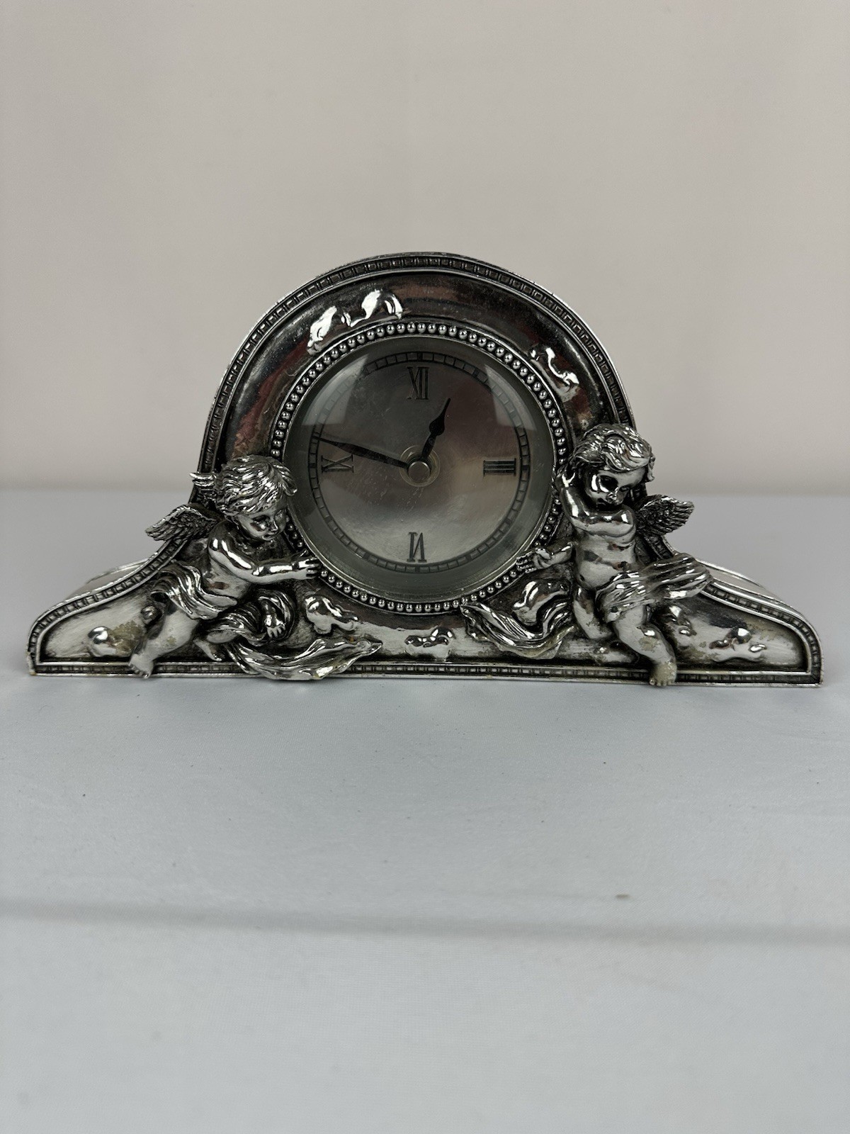 VTG 1990’s Victorian Style Cherubs Mantle Clock • Heavy Resin • Pewter Look