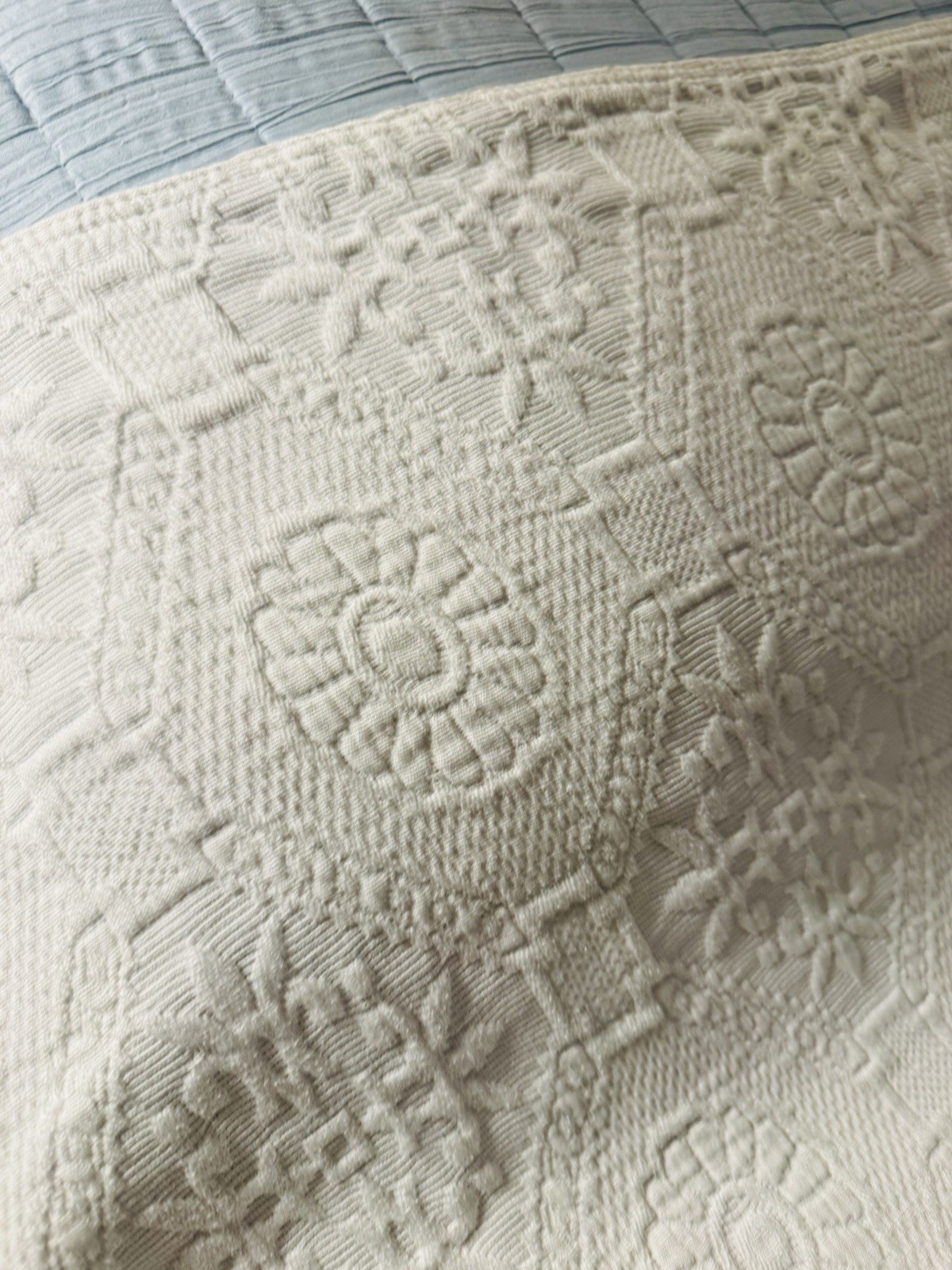 Matelasse Cotton Coverlet Vintage Bedspread Ivory White Medallion 86 Matelasse Cotton Coverlet Vintage Bedspread Ivory White Medallion 86