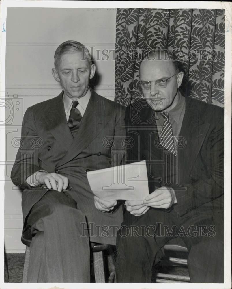 1942 Press Photo Byers Gitchell & John Heller at St. Paul Police Department