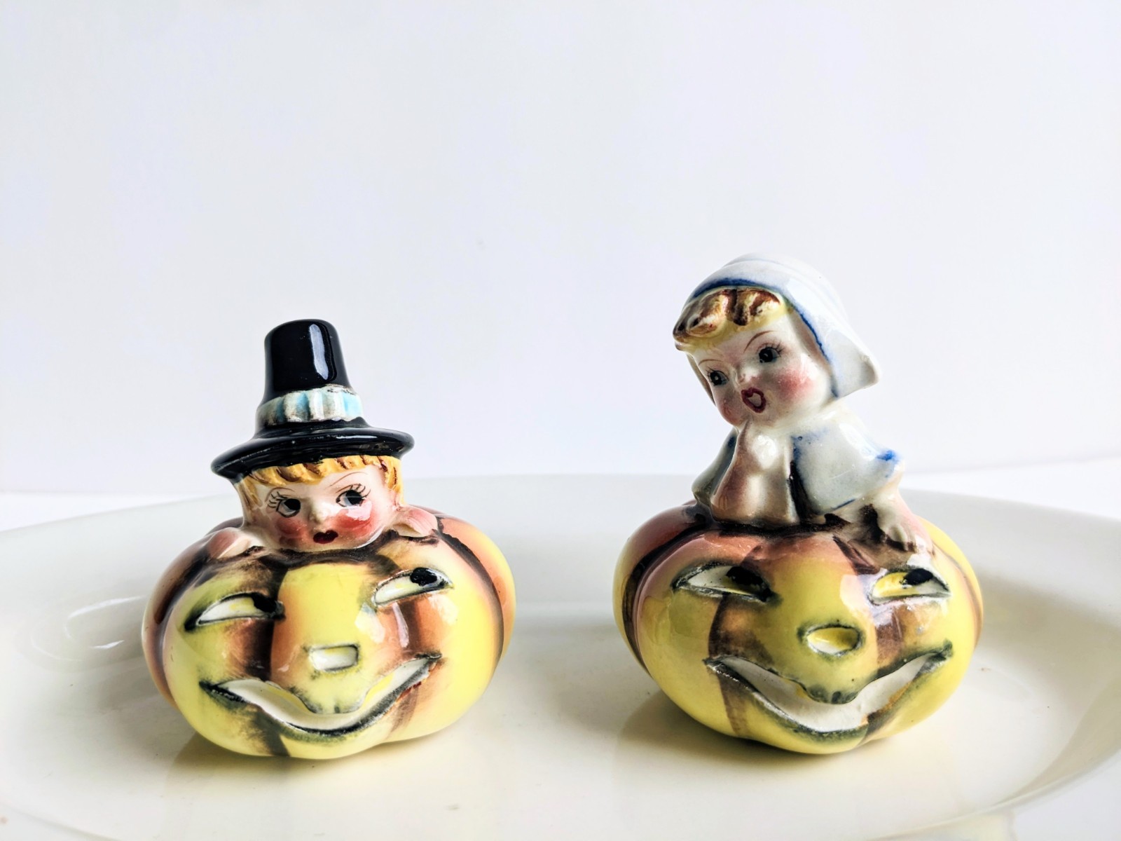 LEFTON Salt & Pepper Shakers Pilgrim Pumpkin JOL Girl Boy 1956 Halloween kitschy LEFTON Salt & Pepper Shakers Pilgrim Pumpkin JOL Girl Boy 1956 Halloween kitschy